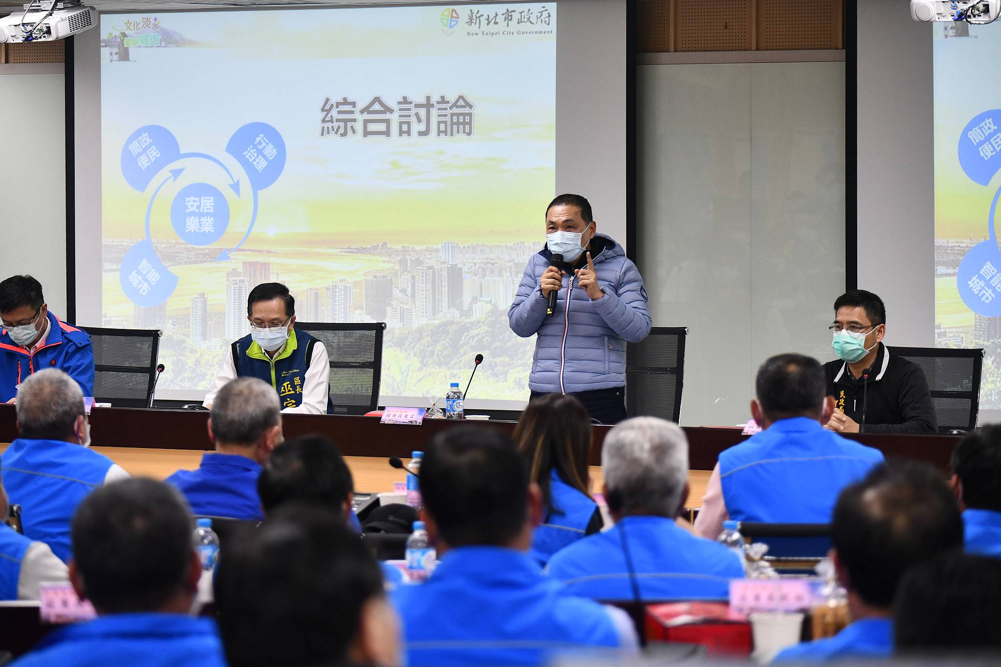 新北市長侯友宜今(3)日前往三芝、淡水與里長行動治理座談，了解基層需求