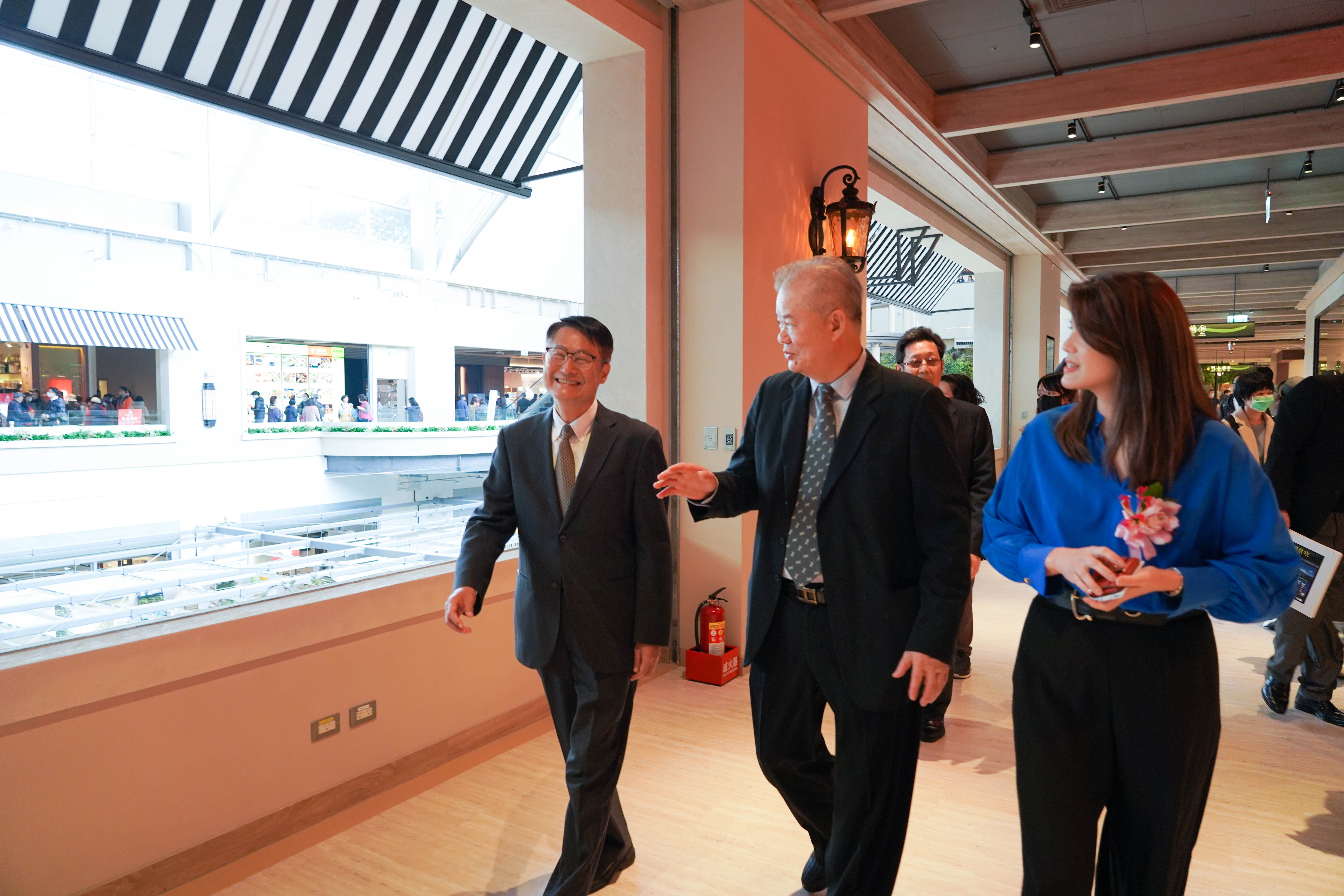 新北市陳純敬副市長參與京站時尚廣場小碧潭店開幕活動，與業者一同打造安心購物環境
