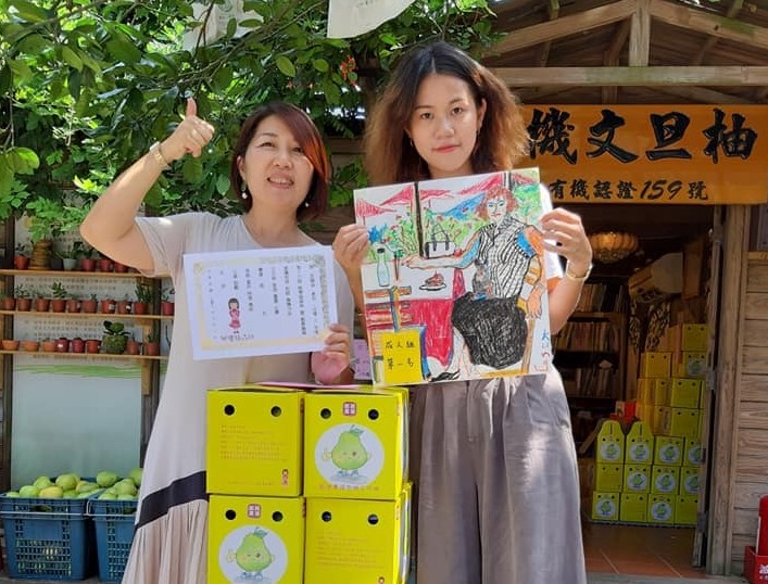 顏姿琳與消費者及盒裝柚子合照