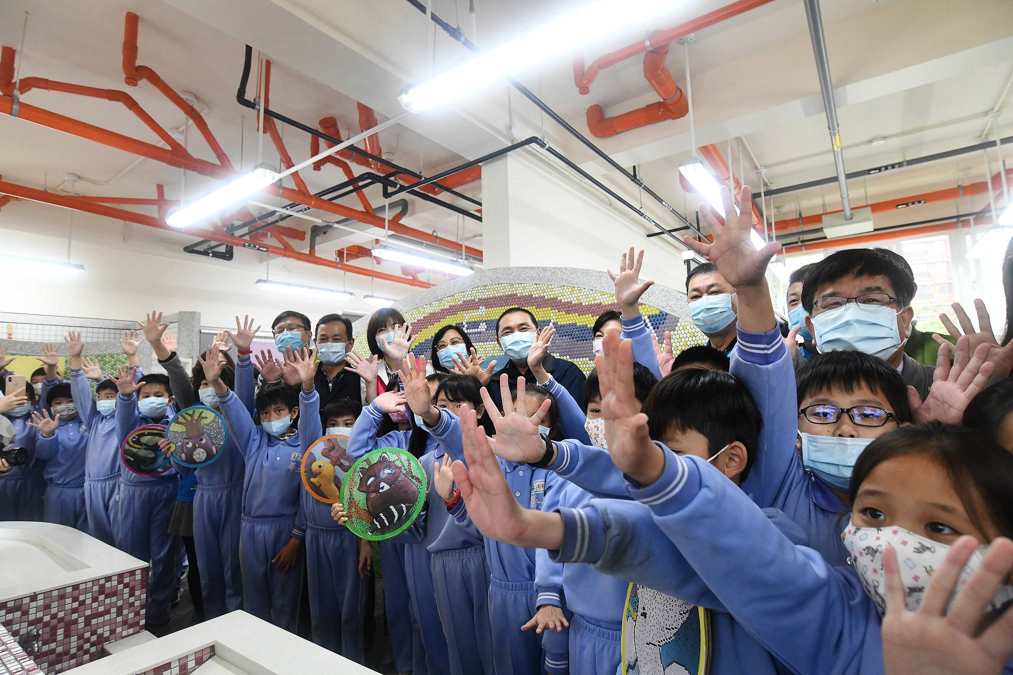 新北市教育局預計4年內在市轄高中職、國中小完成1,000間廁所的整修計畫，讓新北學子「如廁好清新」，總預算約6億元。