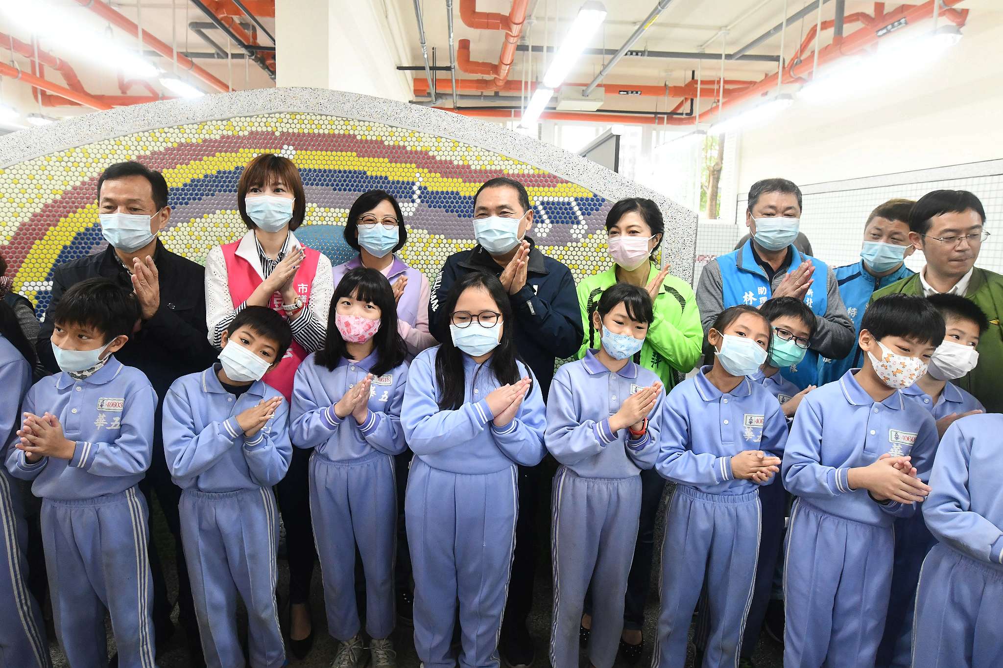 五華國小老舊廁所翻新，侯友宜市長說，如廁好清新，又兼具品德與美感。