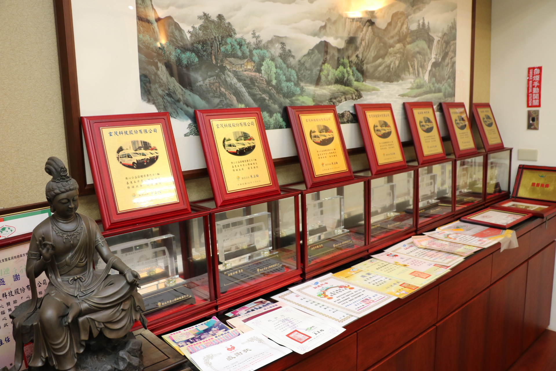 施先生將歷年來新北市政府回贈的感謝牌和模型車擺放在辦公室  下方則是各界寄來的感謝狀或信函