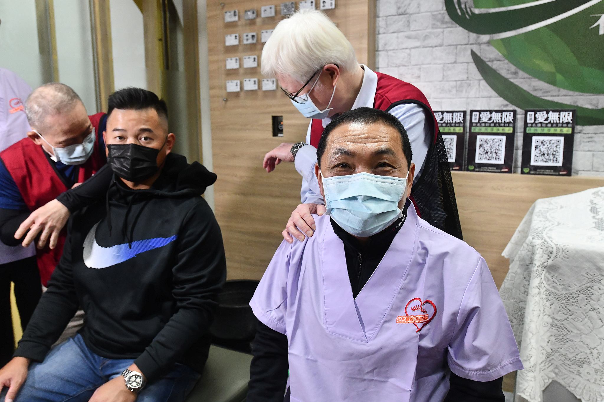 侯友宜市長體驗視障按摩。