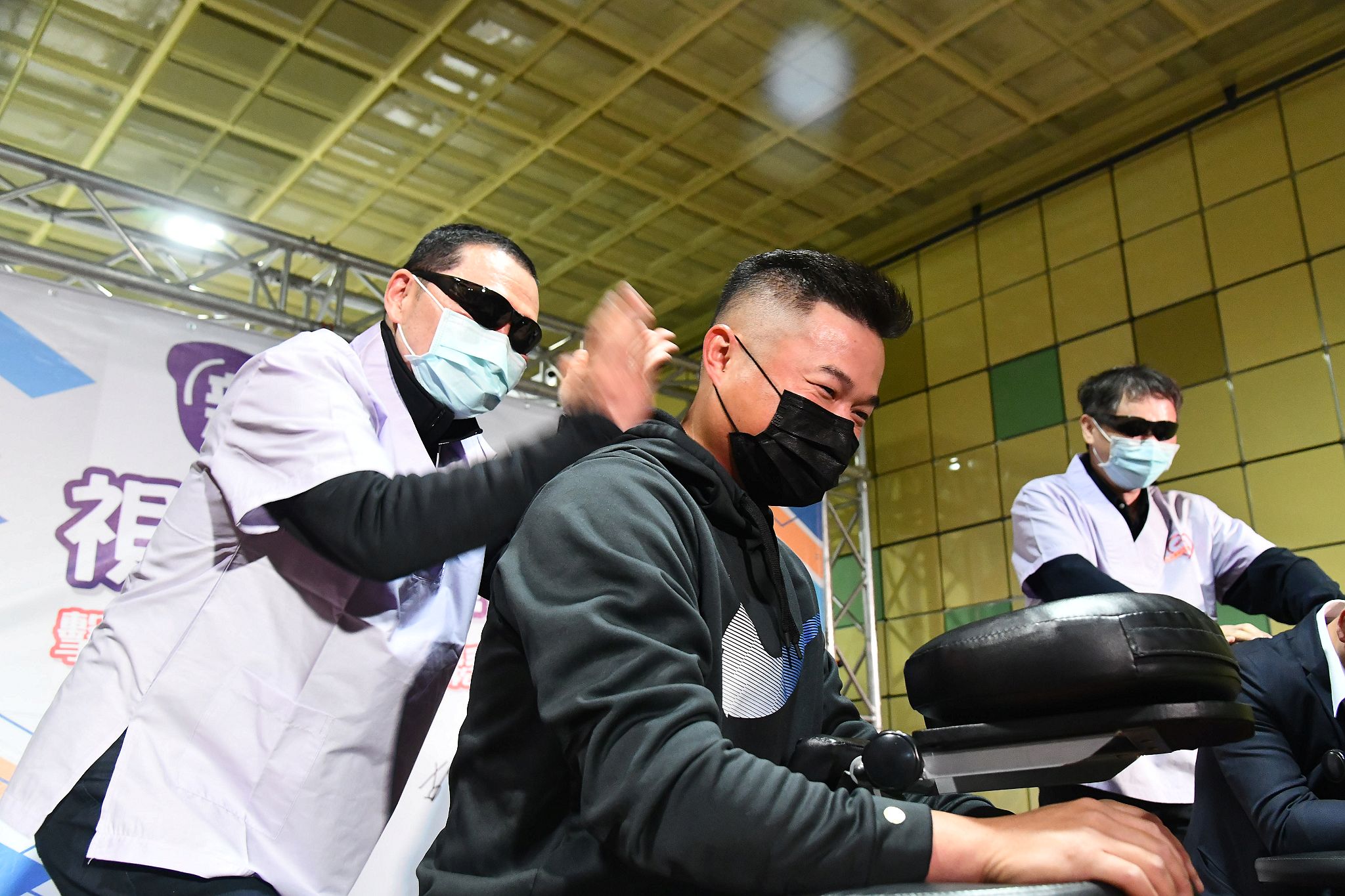侯友宜市長客串按摩師，為台灣隊長胡金龍按摩。