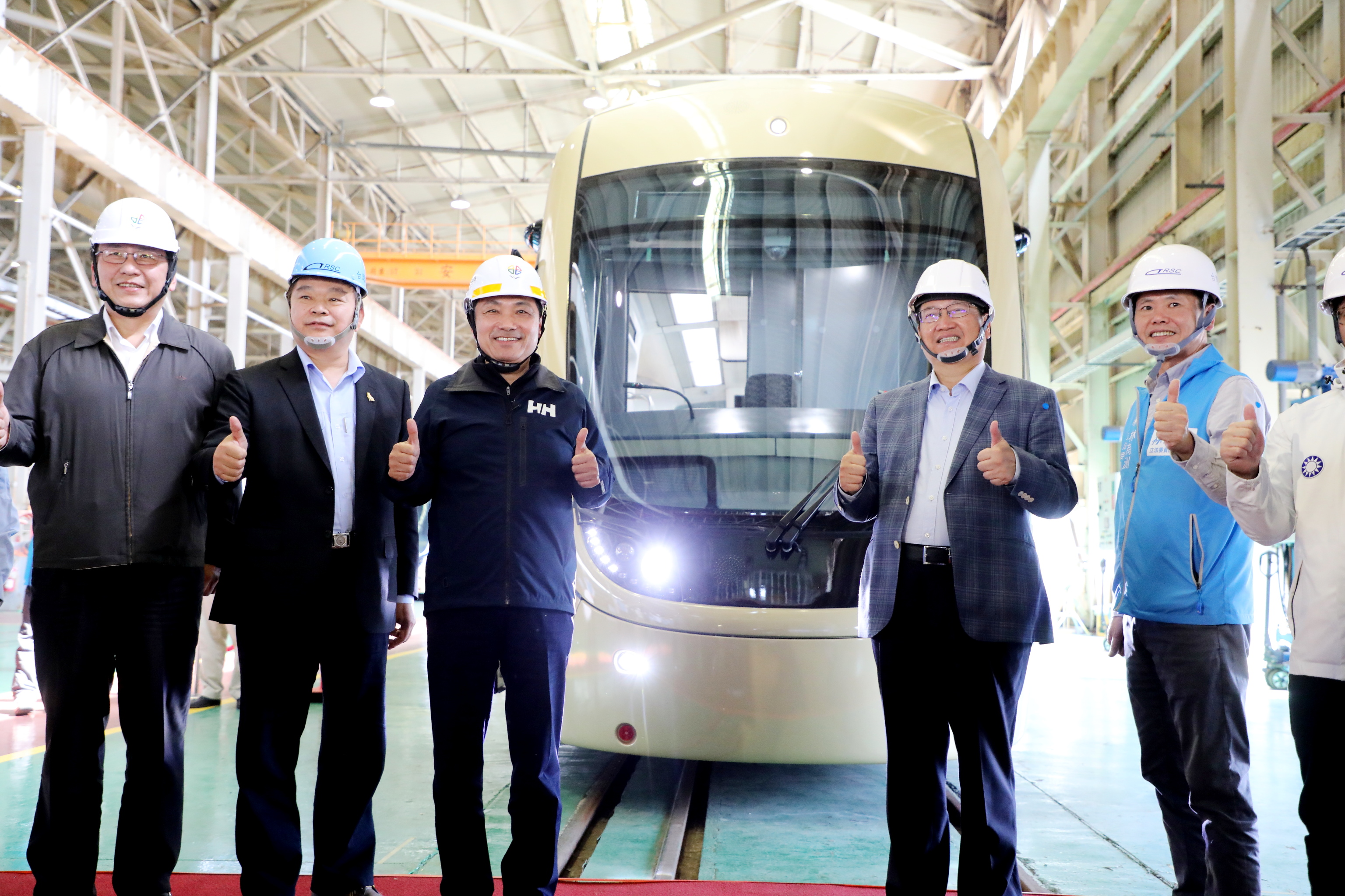 閃爍光耀金「安坑輕軌首列車」亮相活動