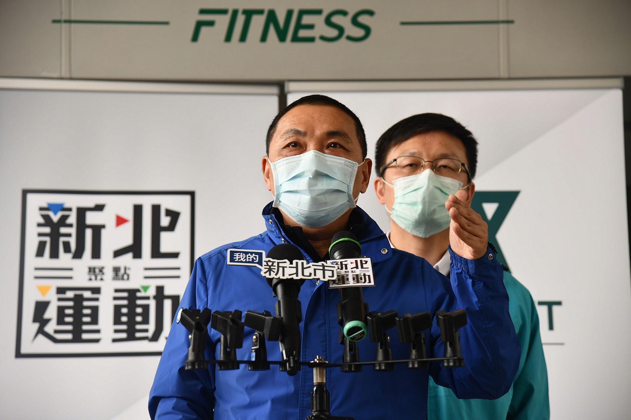 新北市長侯友宜今(19)日宣布，明日起轄內公有封閉型場館暫停開放2週。