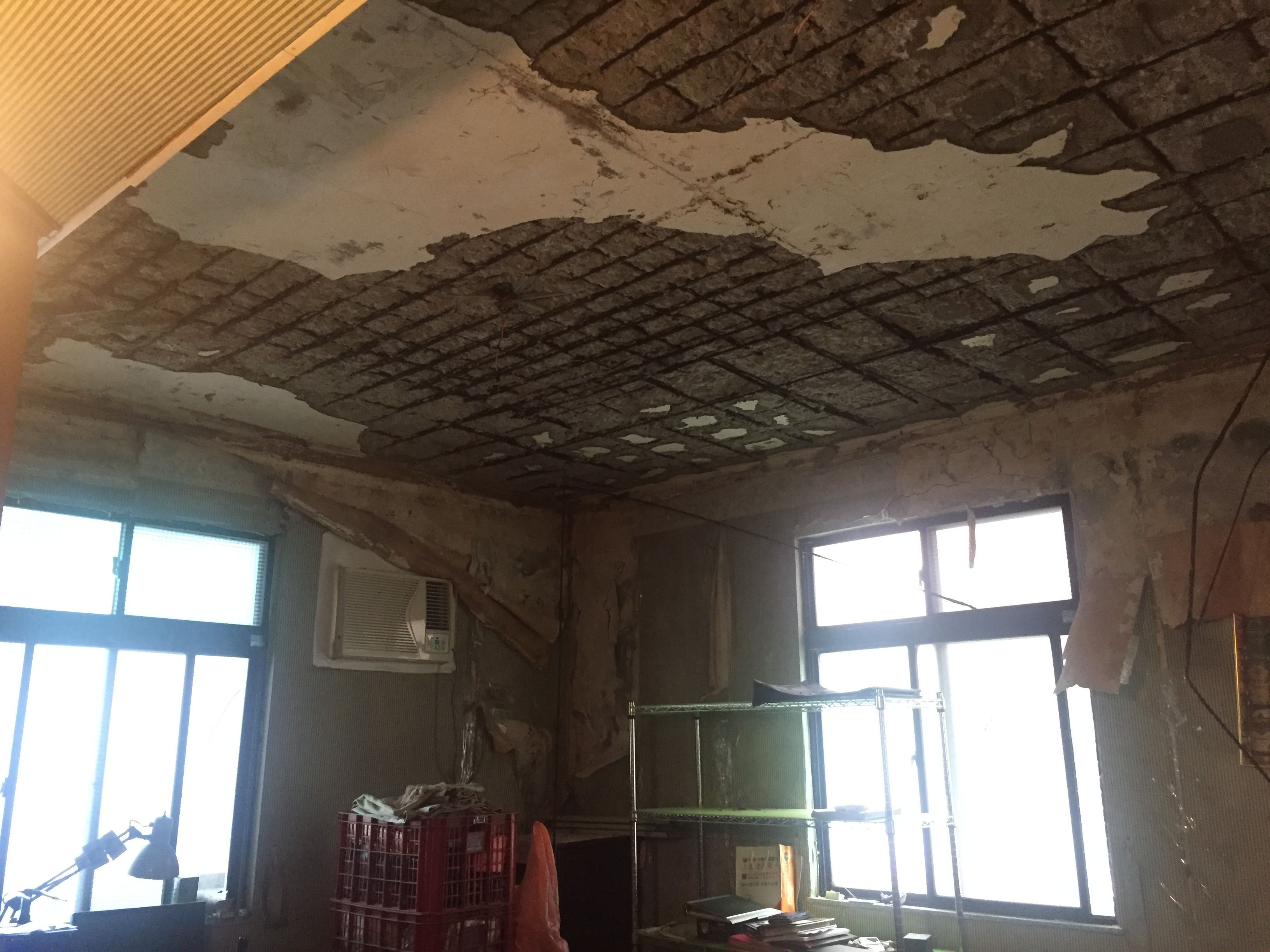 蘆洲水湳街拆除前屋內天花板剝落