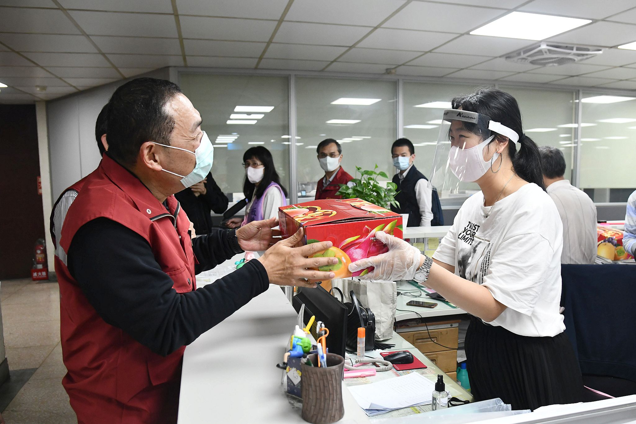 侯市長親赴板橋區公所慰問防疫人員，致贈水果禮盒以表謝忱。