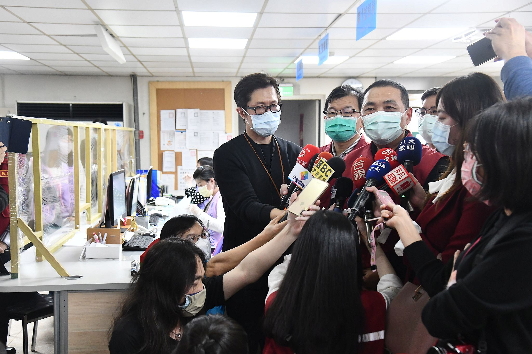侯市長感謝第一線防疫人員及加入居家關懷工作團隊的175位志工，也盼居家檢疫的對象能自律自重，共為防疫工作盡一份心力，才能有效防堵疫情。