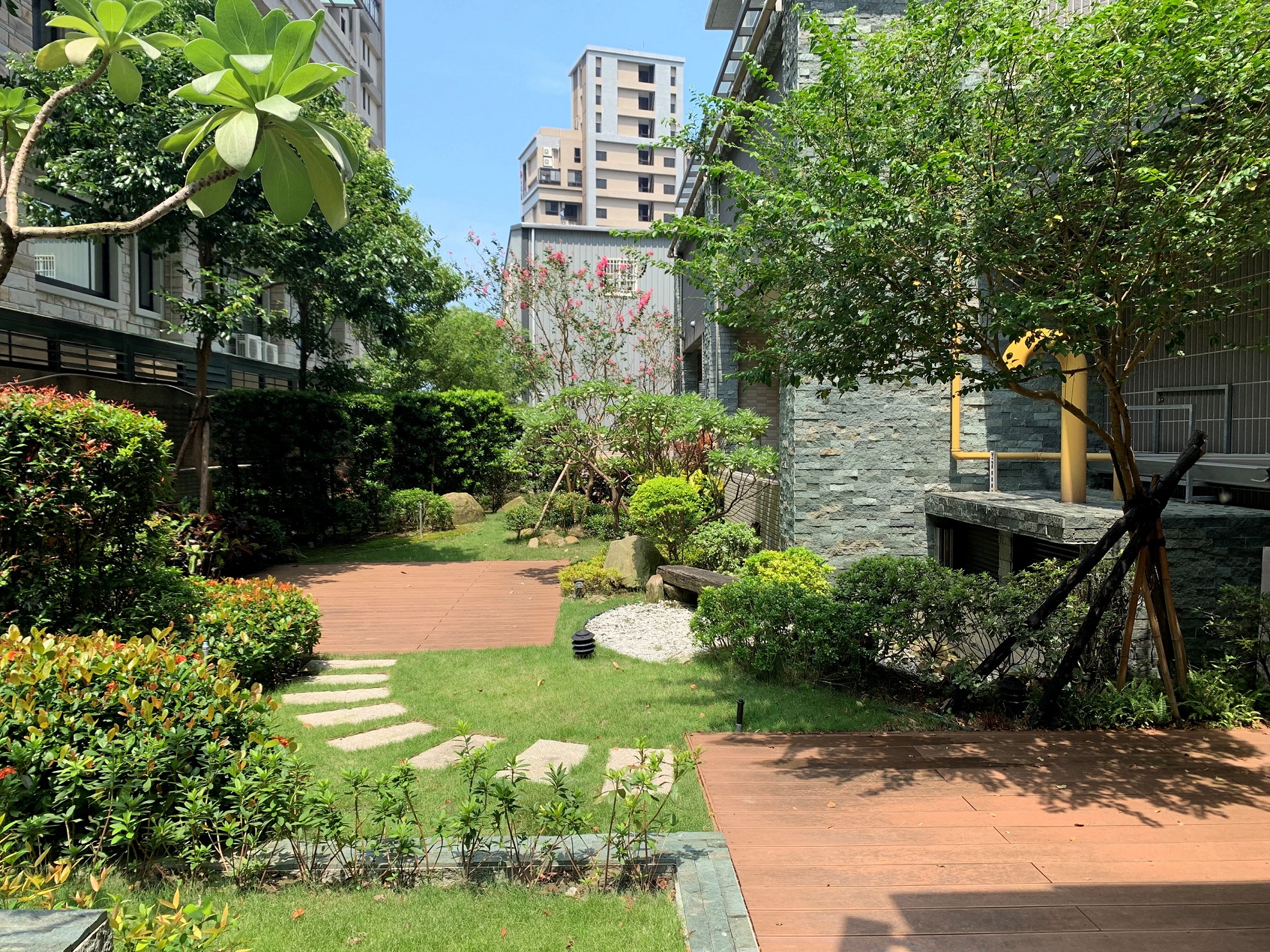 林口區11號公園公寓大廈環境綠美化一隅