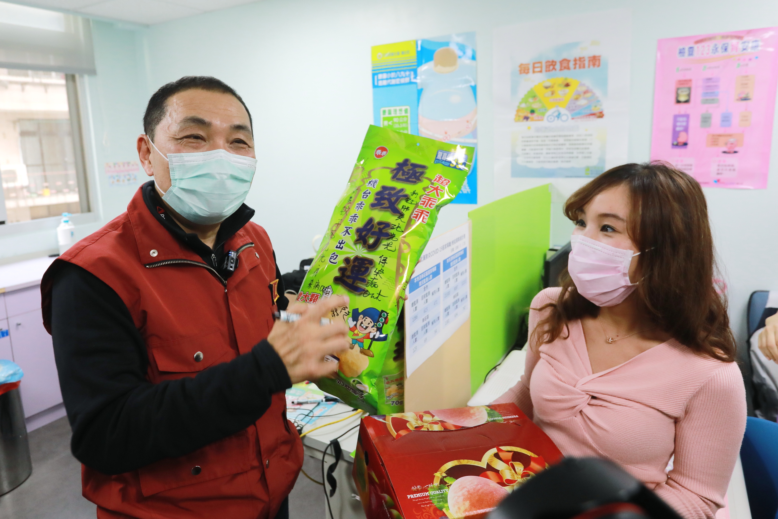 侯友宜市長慰問新莊衛生所防疫同仁，感謝同仁辛苦付出