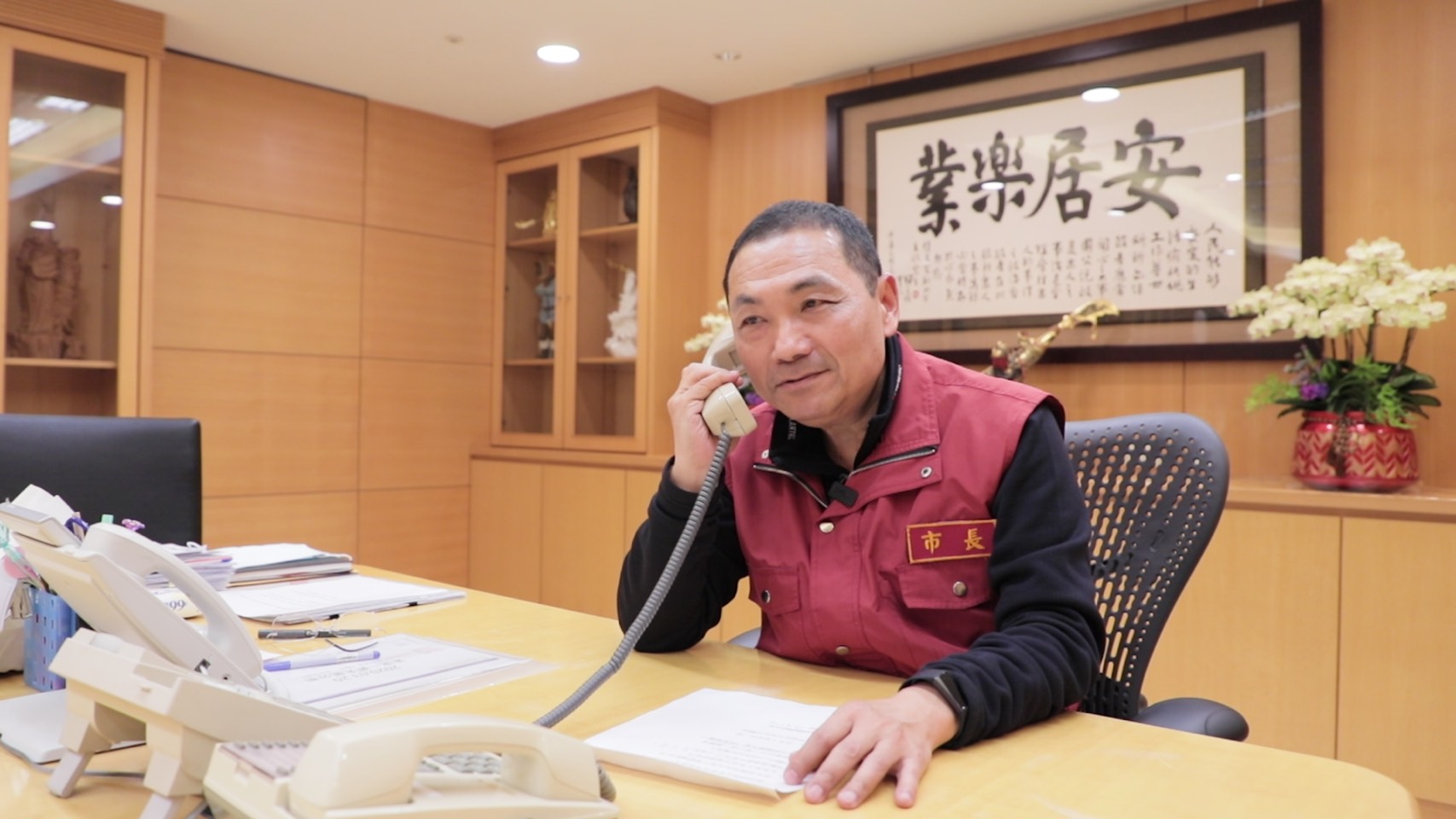 侯市長親自「獻聲」錄製台語版關懷語音，透過室內電話向市民宣導自我健康管理的重要性。