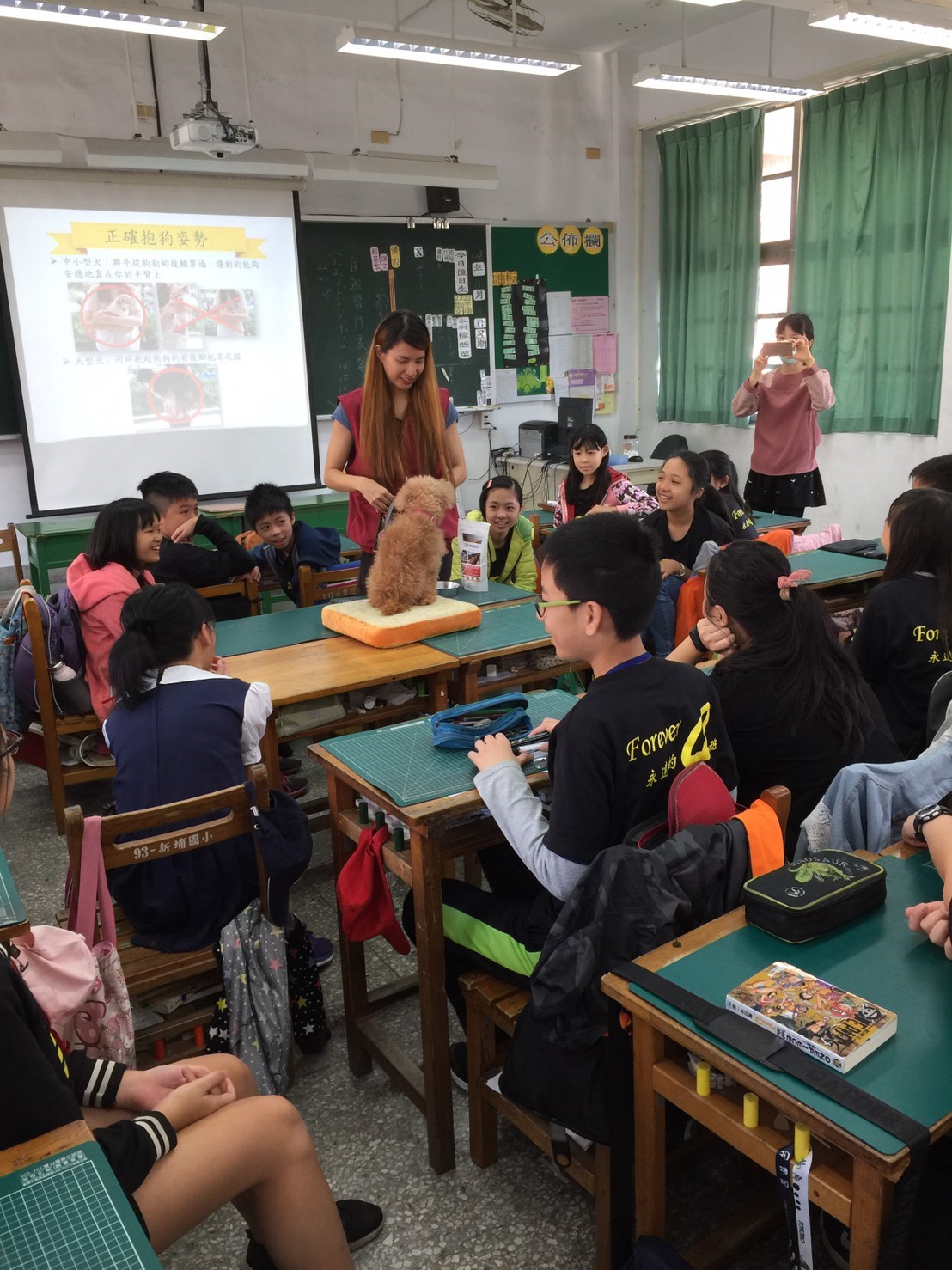 毛品樺獸醫到學校推廣校園犬