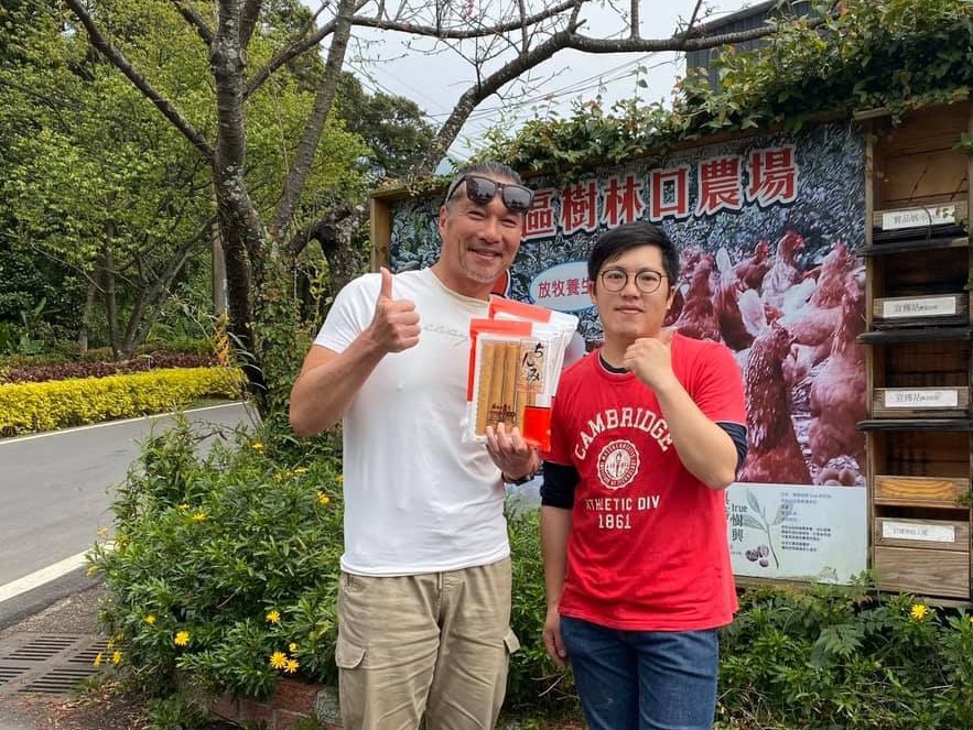 土雞蛋手工蛋捲的濃郁香氣，吸引演藝名人聞香前來社區購買