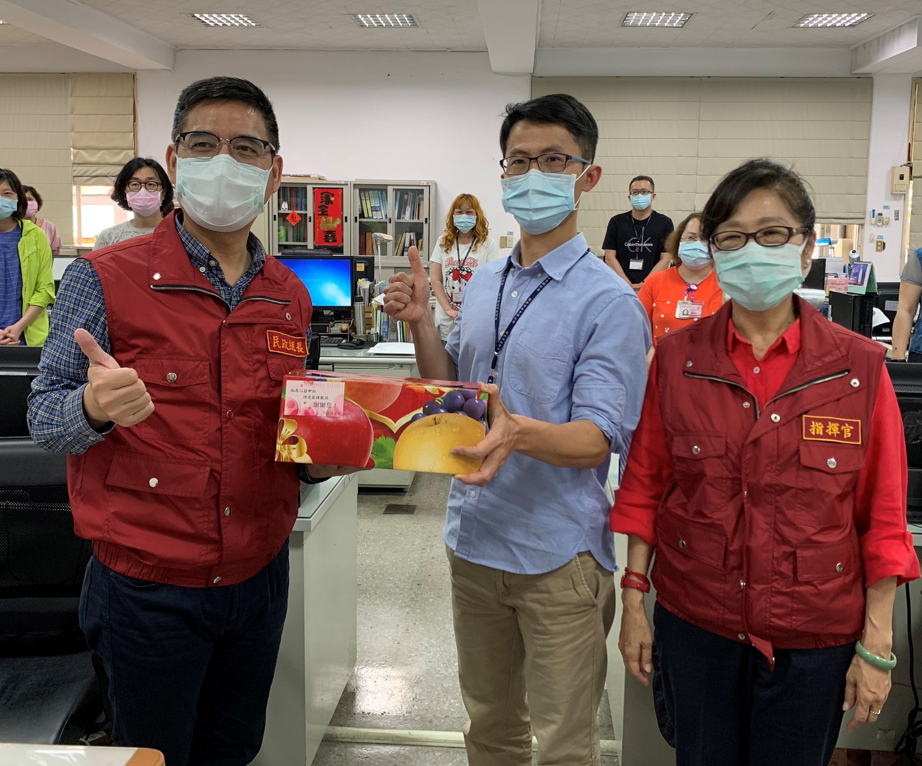 柯慶忠（左1紅背心者）也代表市長致贈水果慰勞公所防疫工作人員，落實各項防疫措施，防堵疫情擴散，讓市民安心生活。
