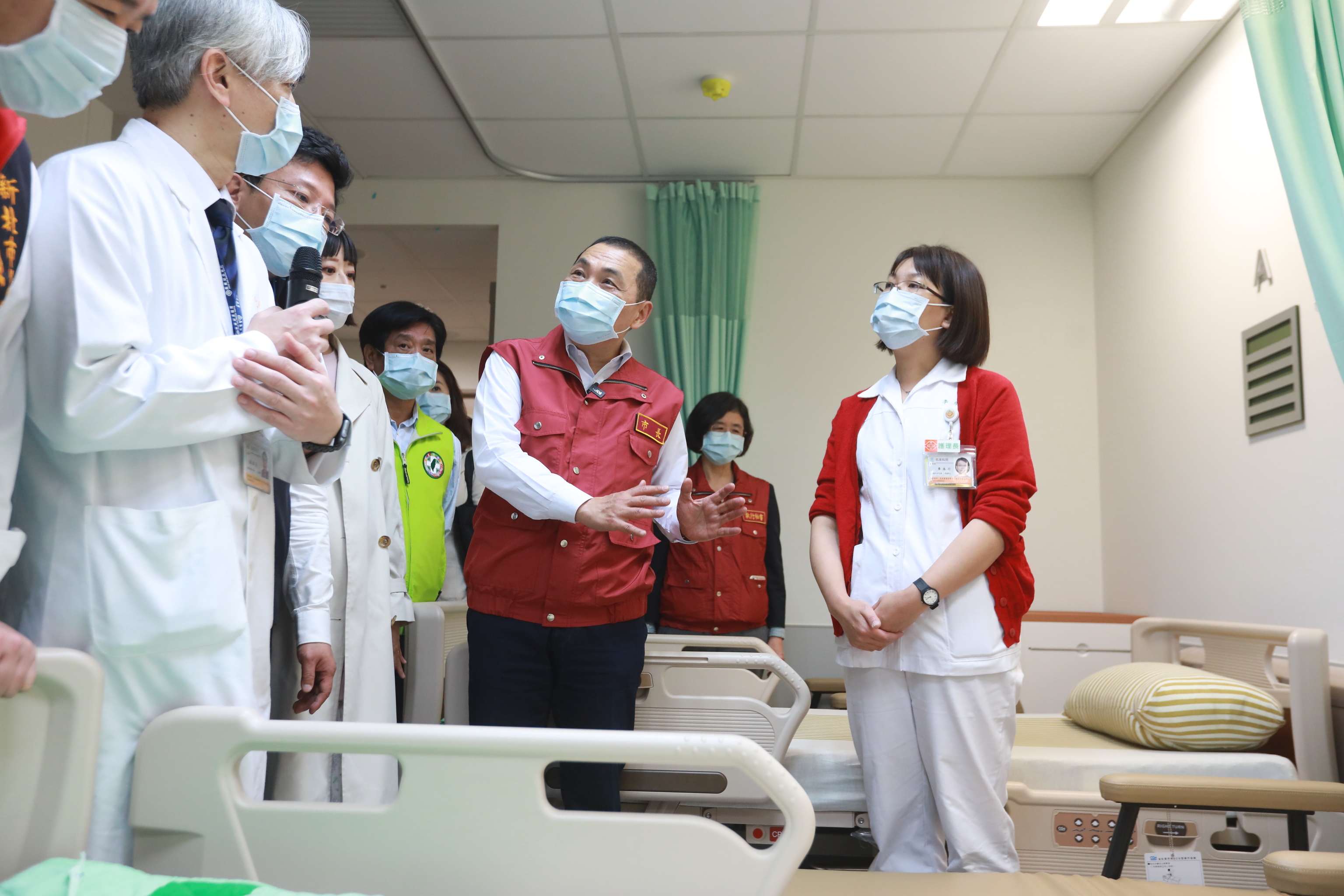 新北市立土城醫院提供更多病床及醫療服務，侯友宜市長視察醫院設備及空間規劃