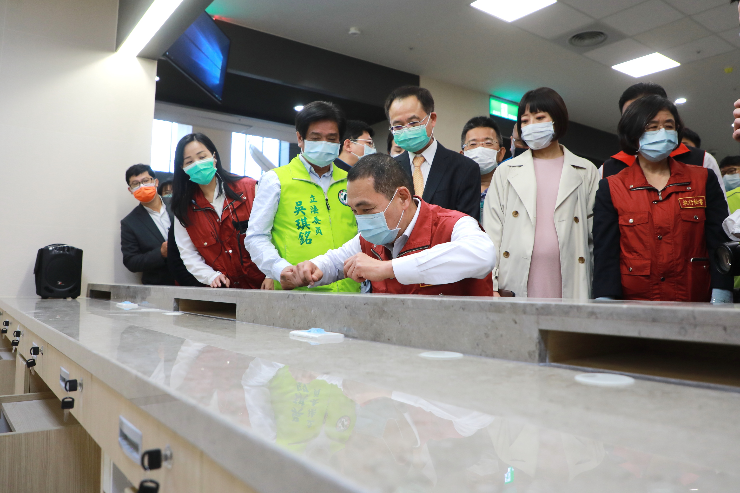 侯友宜市長視察新北市立土城醫院，親自測試櫃台高度