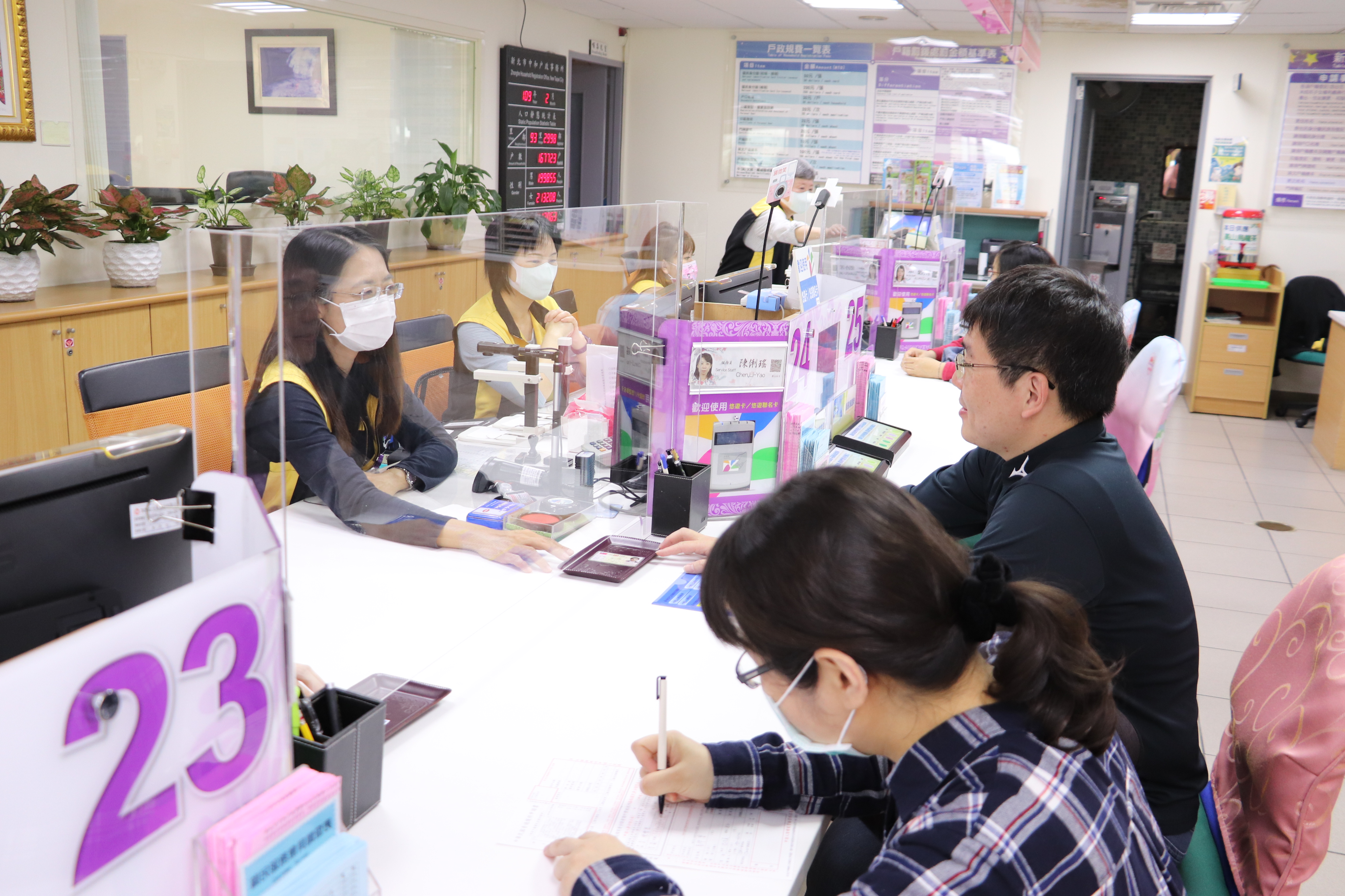 因應新冠肺炎疫情，新北市各戶所洽公櫃檯也全面增設透明壓克力擋板，避免民眾與戶政人員面對面，或諮詢時飛沫感染，照護民眾及第一線戶政人員健康安全。