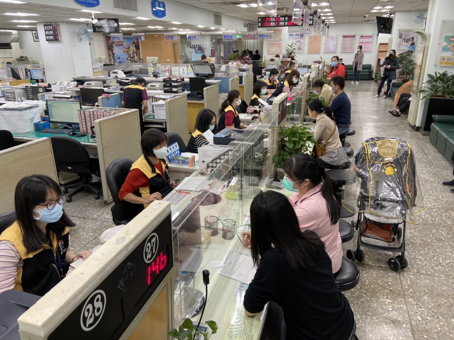 經統計分析，平均每日每戶所洽公人數約314人、案件量約658件，第一線服務櫃檯業務繁忙，特別設置透明壓克力隔板阻絕飛沫，超前部署、防患於未然。