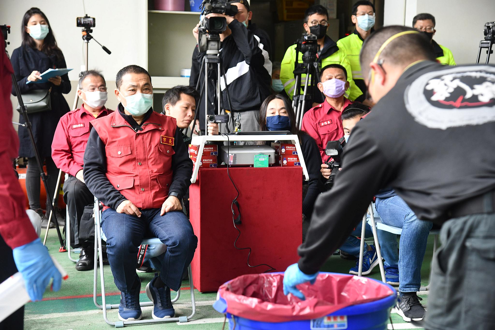 侯市長聽取消防局報告及防疫演練。