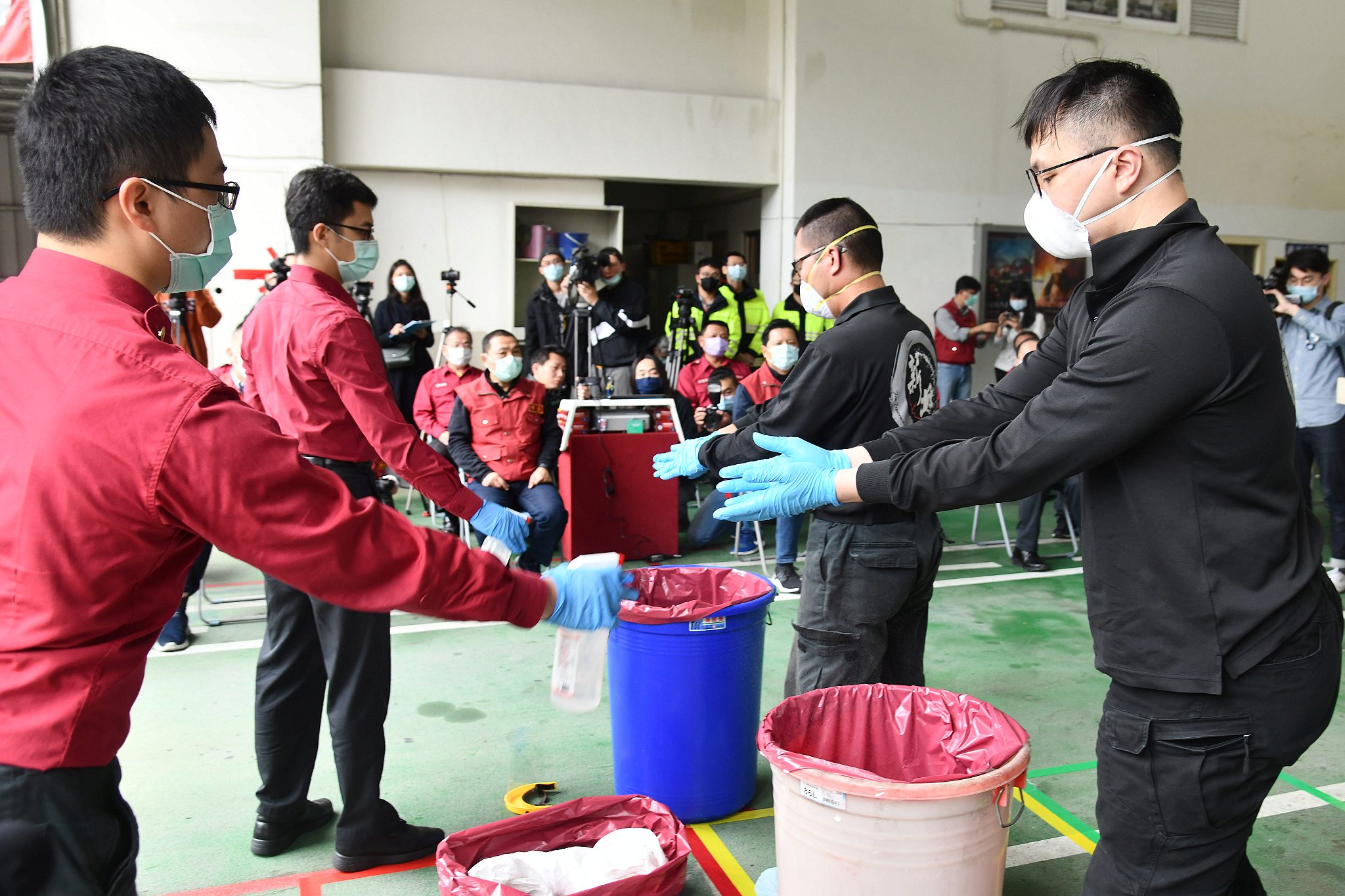 溪崑分隊同仁示範防護衣裝備穿脫。