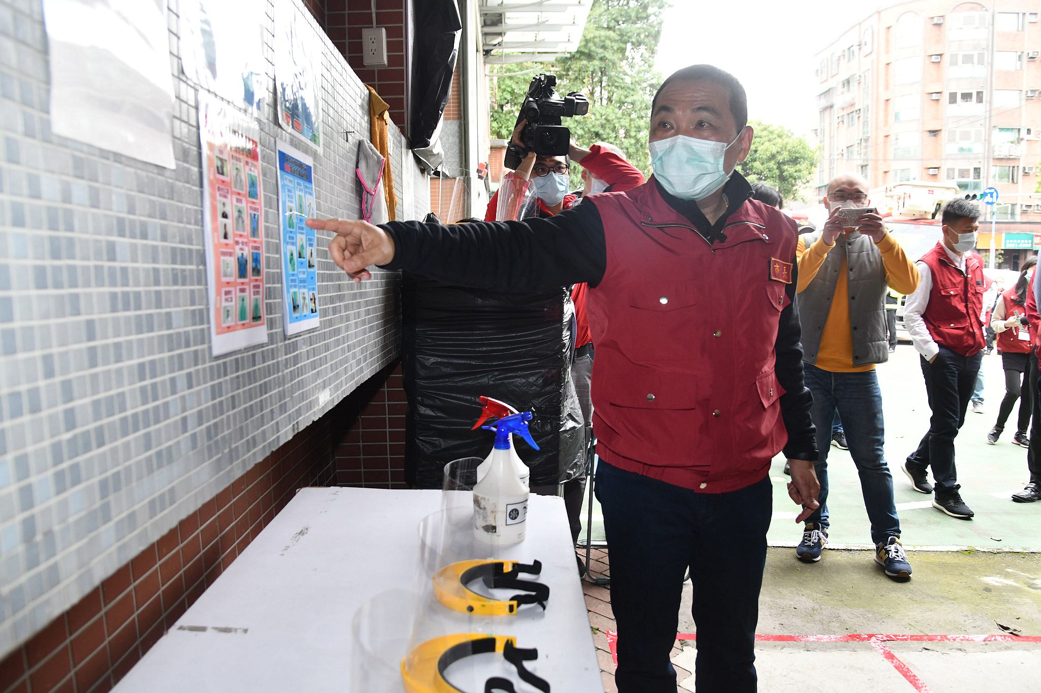 侯市長聽取溪崑分隊同仁講解防疫勤務流程。