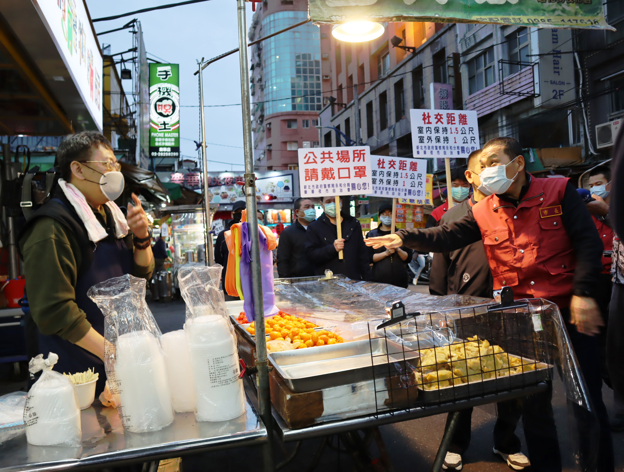 永和樂華夜市攤商自主設置食品遮罩，並戴上口罩，維護食品安全。