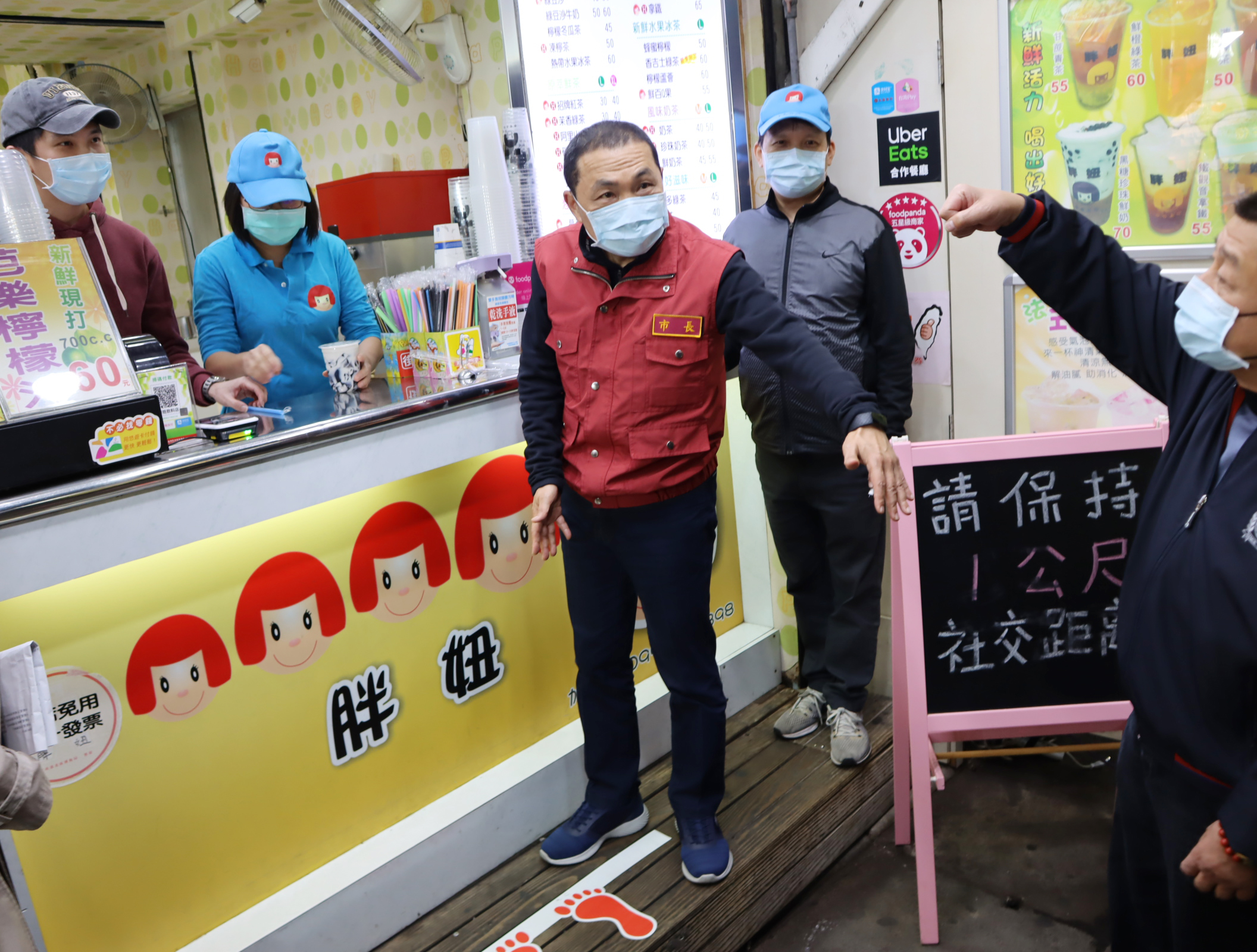 新北市長侯友宜今(7)日視察永和樂華夜市，攤商自主貼上地貼，並設立告示請民眾保持安全社交距離。