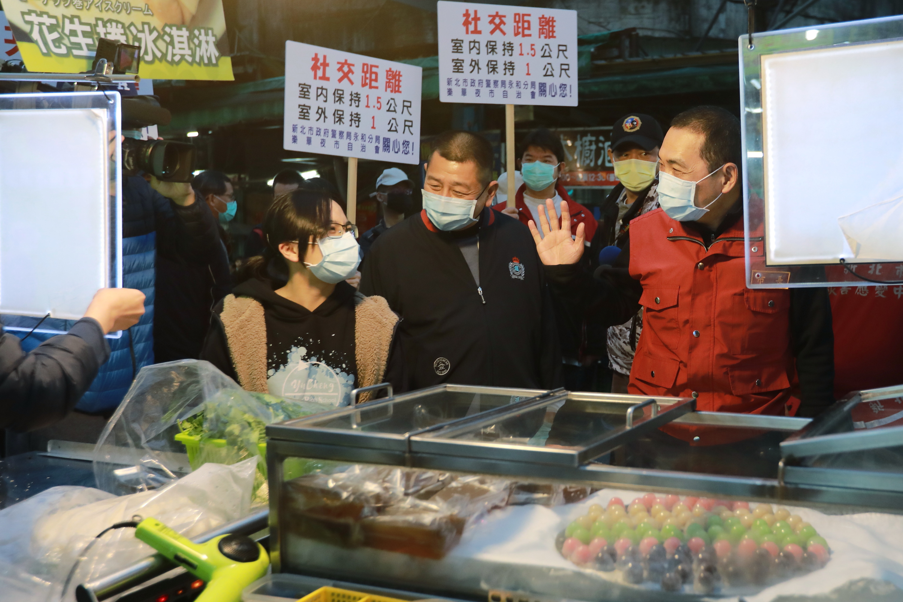 侯友宜市長提醒購物民眾逛街採買務必戴好口罩保持距離