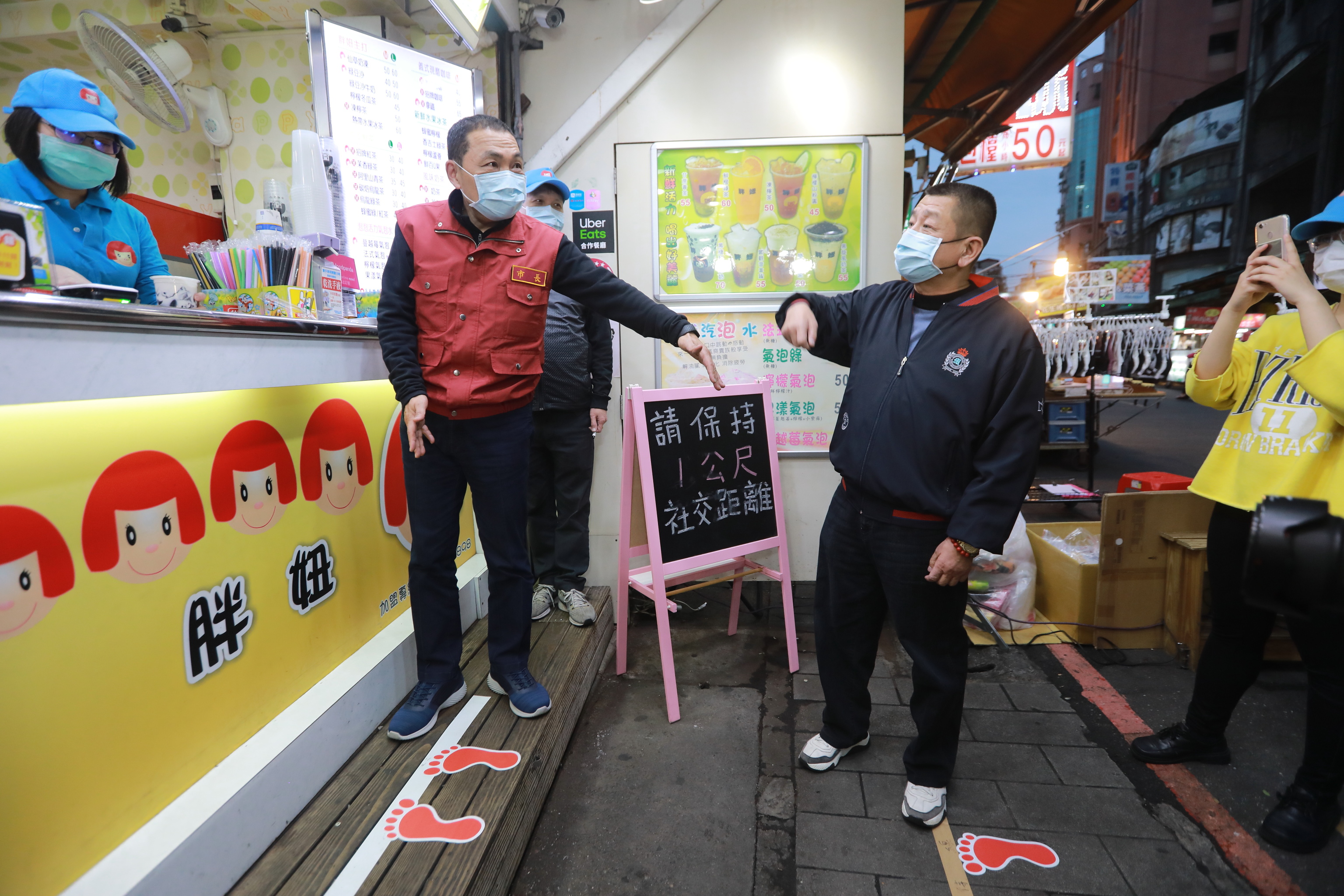 侯友宜市長走訪樂華夜市，檢視防疫排隊距離。