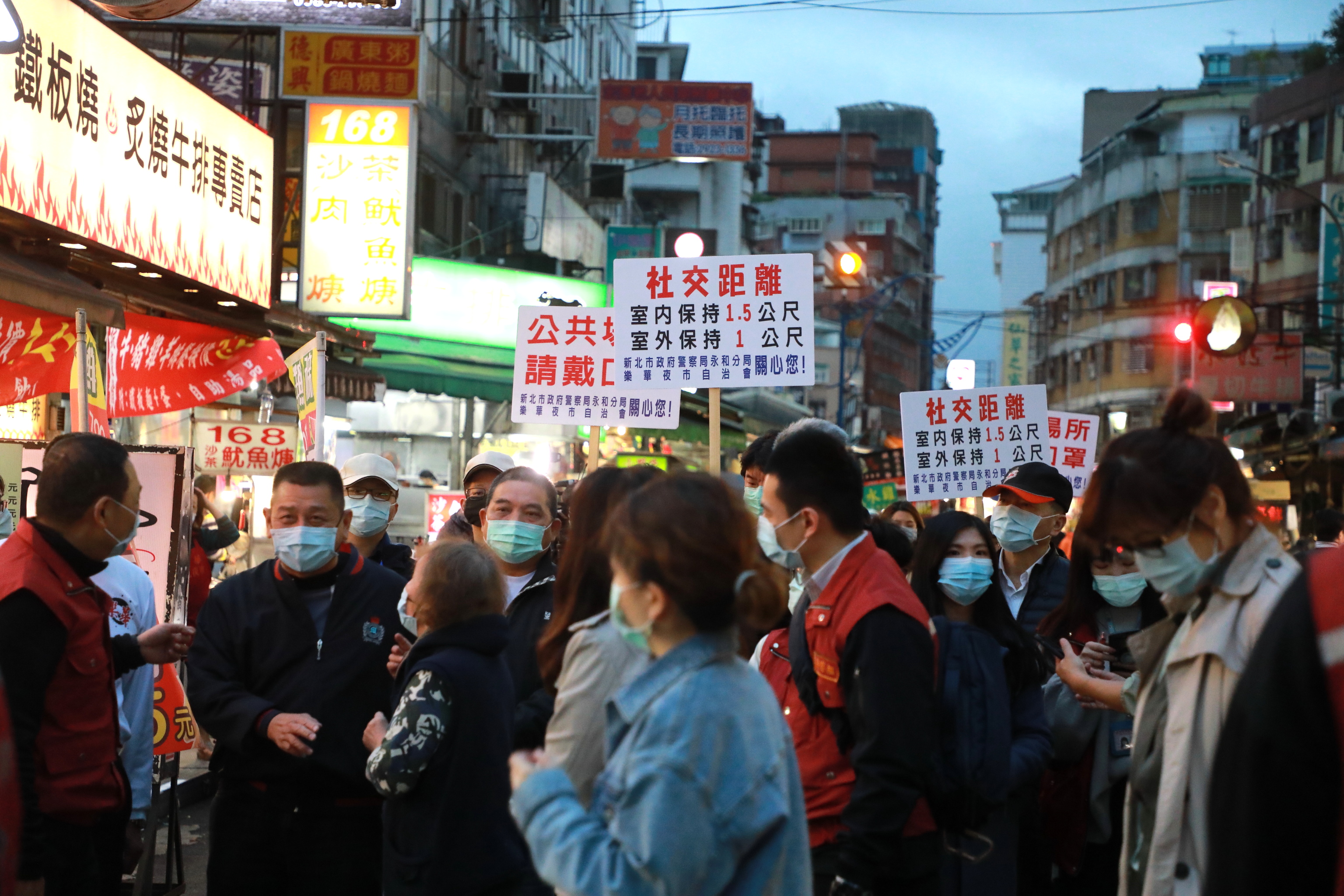 市府呼籲公共場所戴口罩、保持安全社交距離。