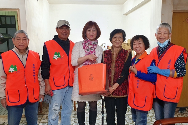 土城區公所特別在農曆春節來臨前，安排替代役與志願服務協會志工同心協力，一起整理獨居老人居家環境，開心暖心過新年