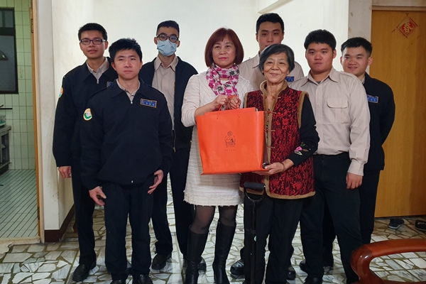 公所運用替代役人力資源及結合民間愛心力量，以實際的行動深入社區鄰里，讓長輩感到溫馨重拾幸福感