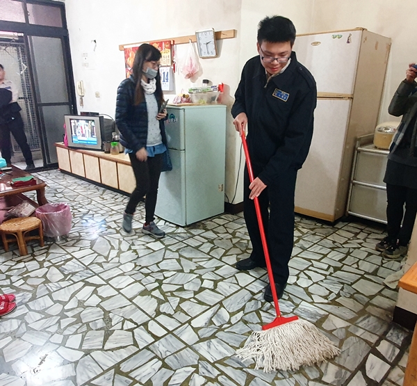 替代役幫忙阿嬤打掃房間，認真拖地，除舊布新