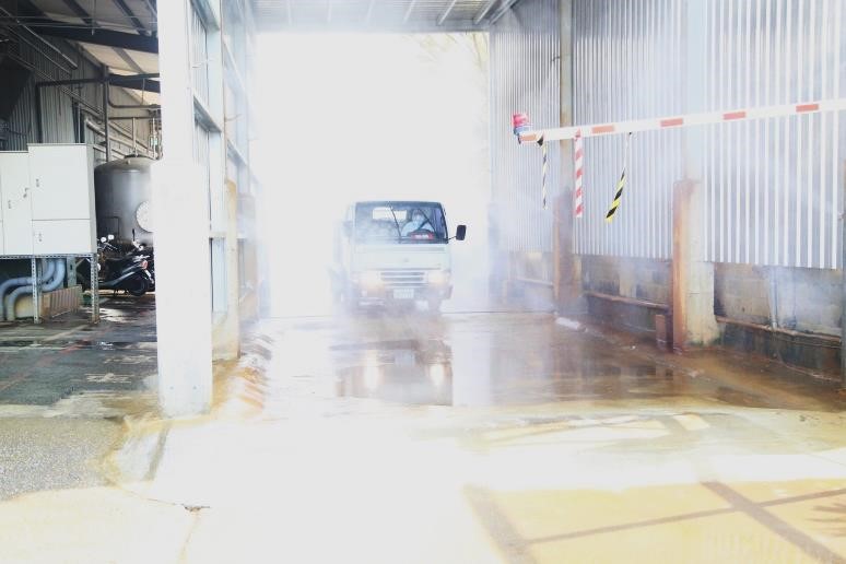 運禽車經過隧道式消毒機徹底消毒
