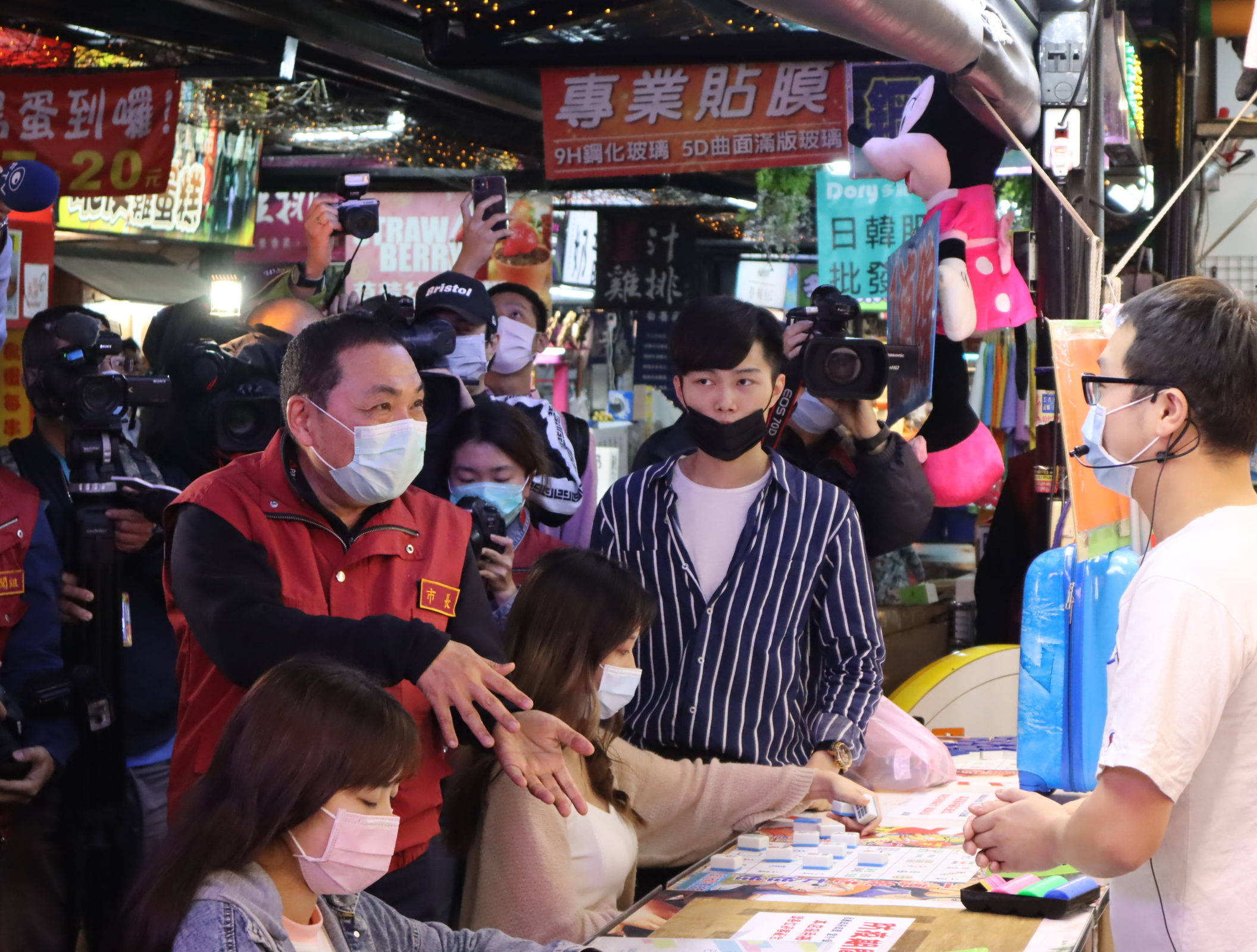 新北市長侯友宜於今(11)日至樹林興仁花園夜市視察防疫作為，確認夜市出入口管制動線，並要求攤商、消費者落實配戴口罩。