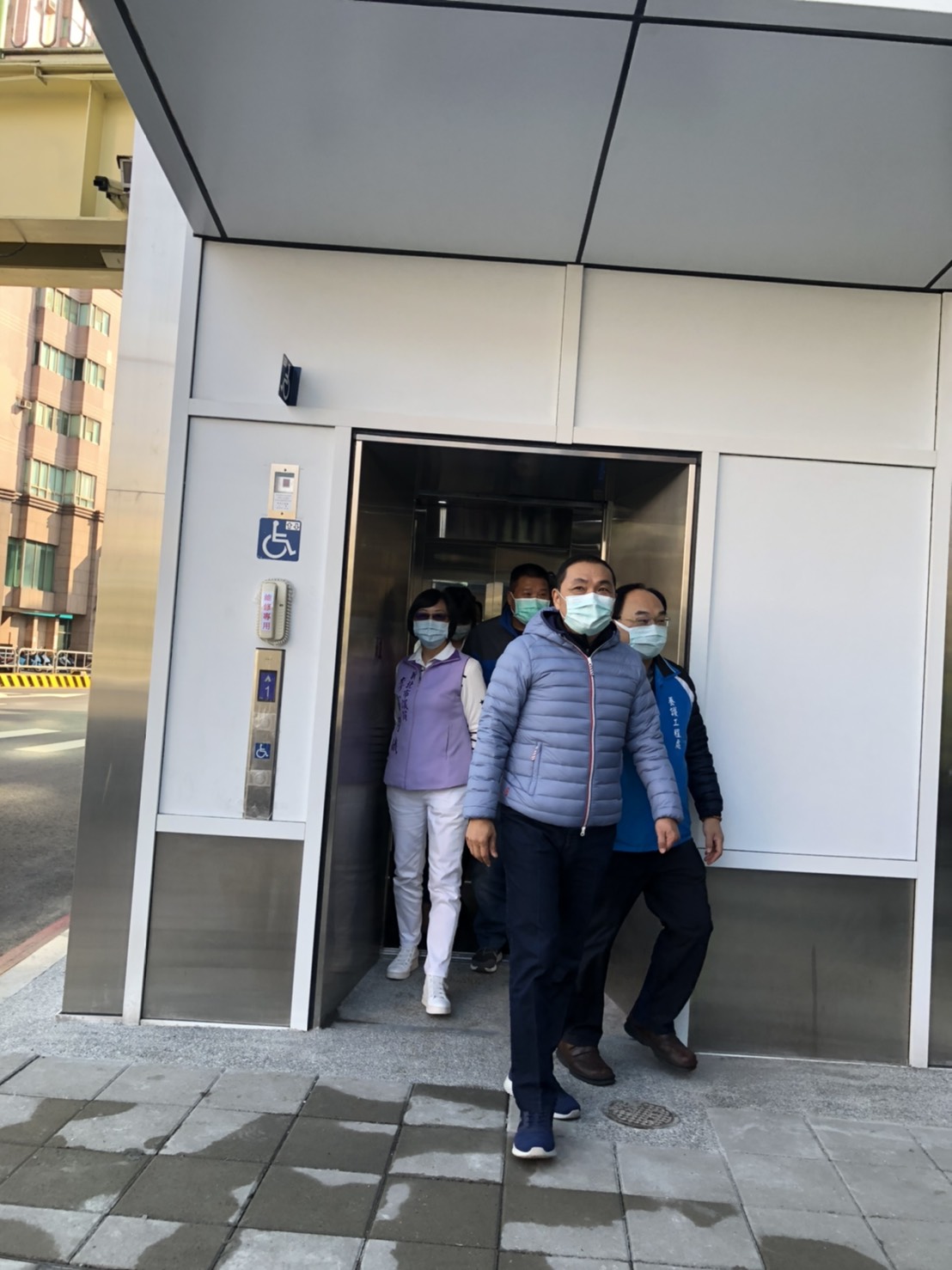 新北市長侯友宜視察三重重新路和重陽路口重陽陸橋增設電梯案，貼心造福高齡及行動不便者