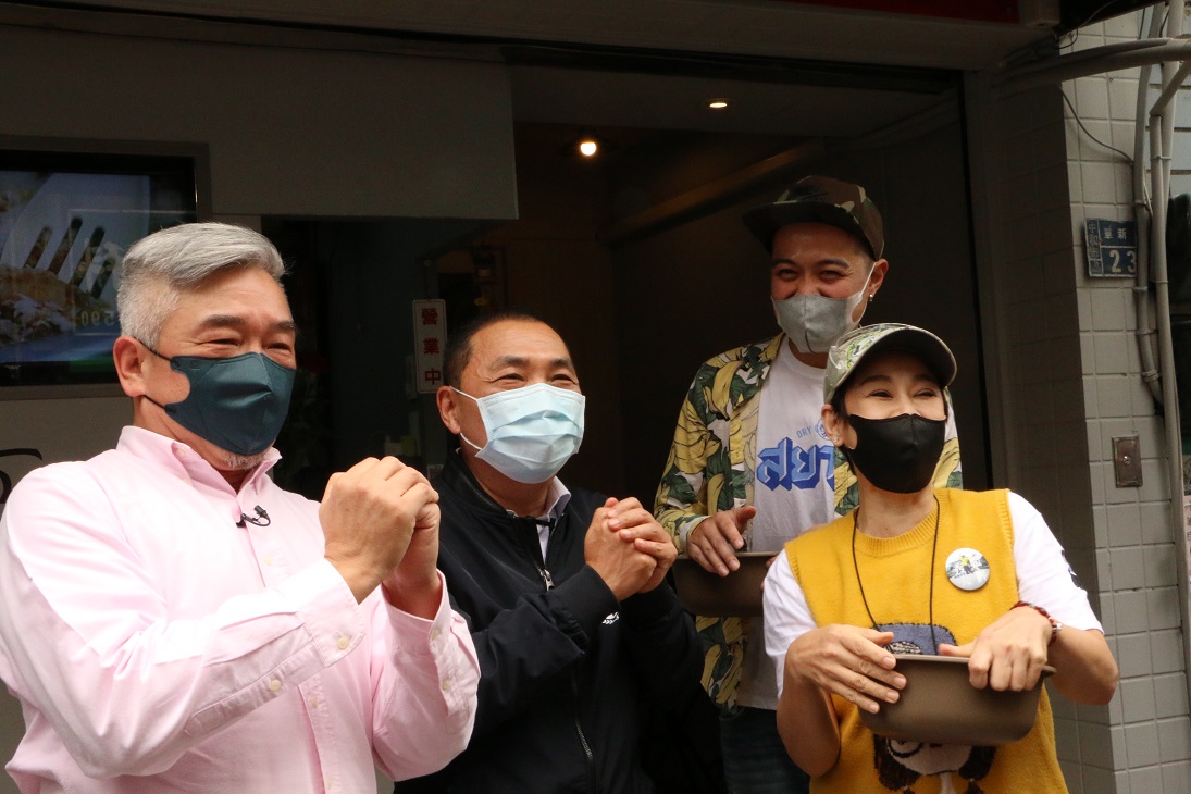 2020新北市潑水節online宣傳影片拍攝(左一)美食家焦志方、(左二)侯友宜市長、(右上)美食家清邁象、(右下)美食家李秀媛