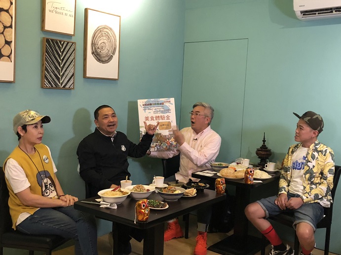 侯友宜市長與主持人介紹緬泰美食