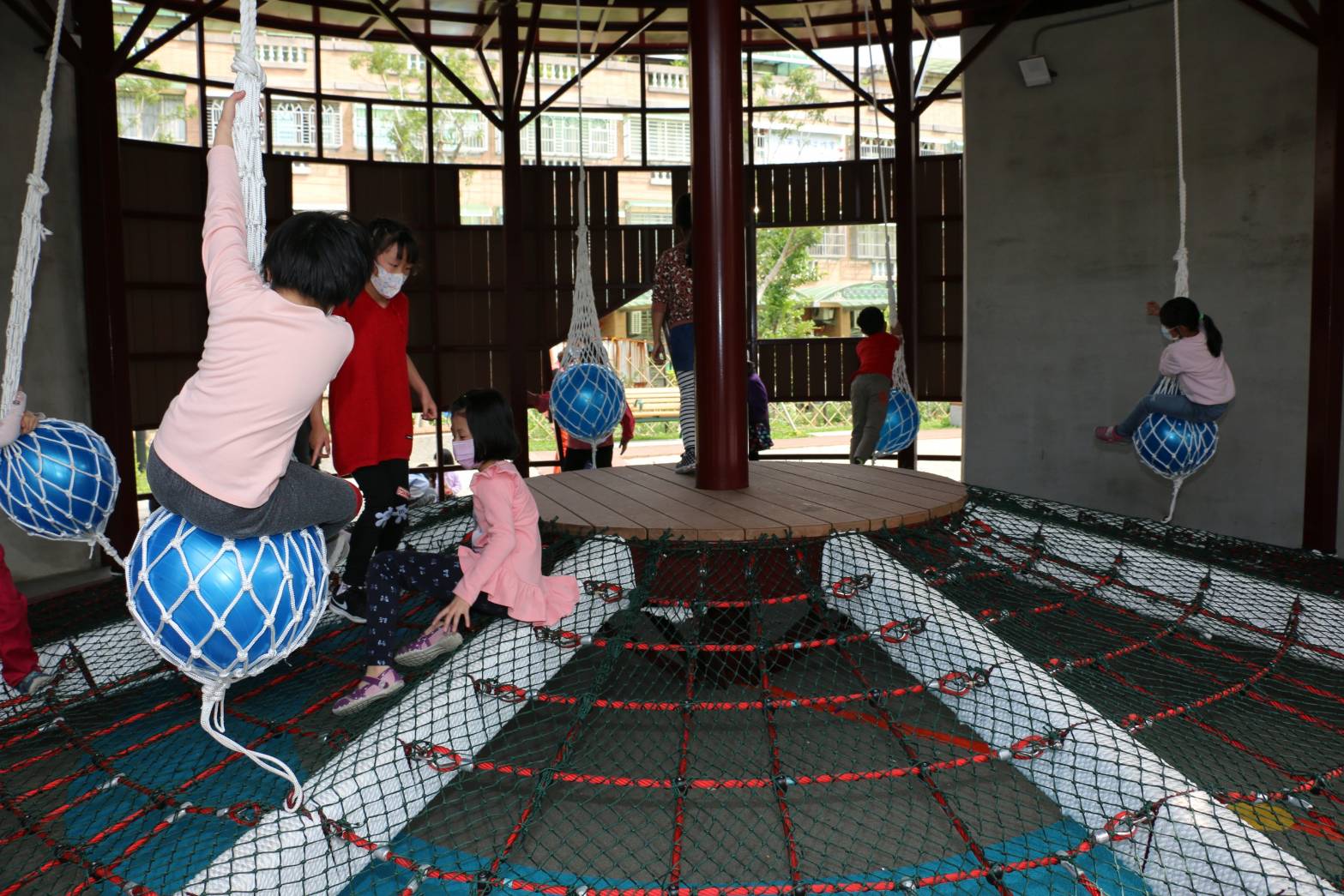 鶯歌鳳鳴公兒二公園內以機器人為主題的遊戲塔，受到小朋友的熱烈歡迎