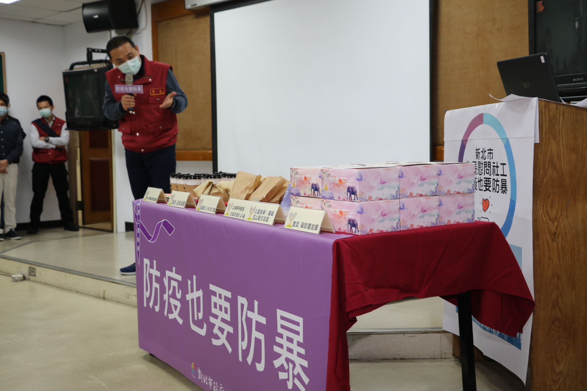 侯友宜特別帶了200份餐點為家防社工加油打氣