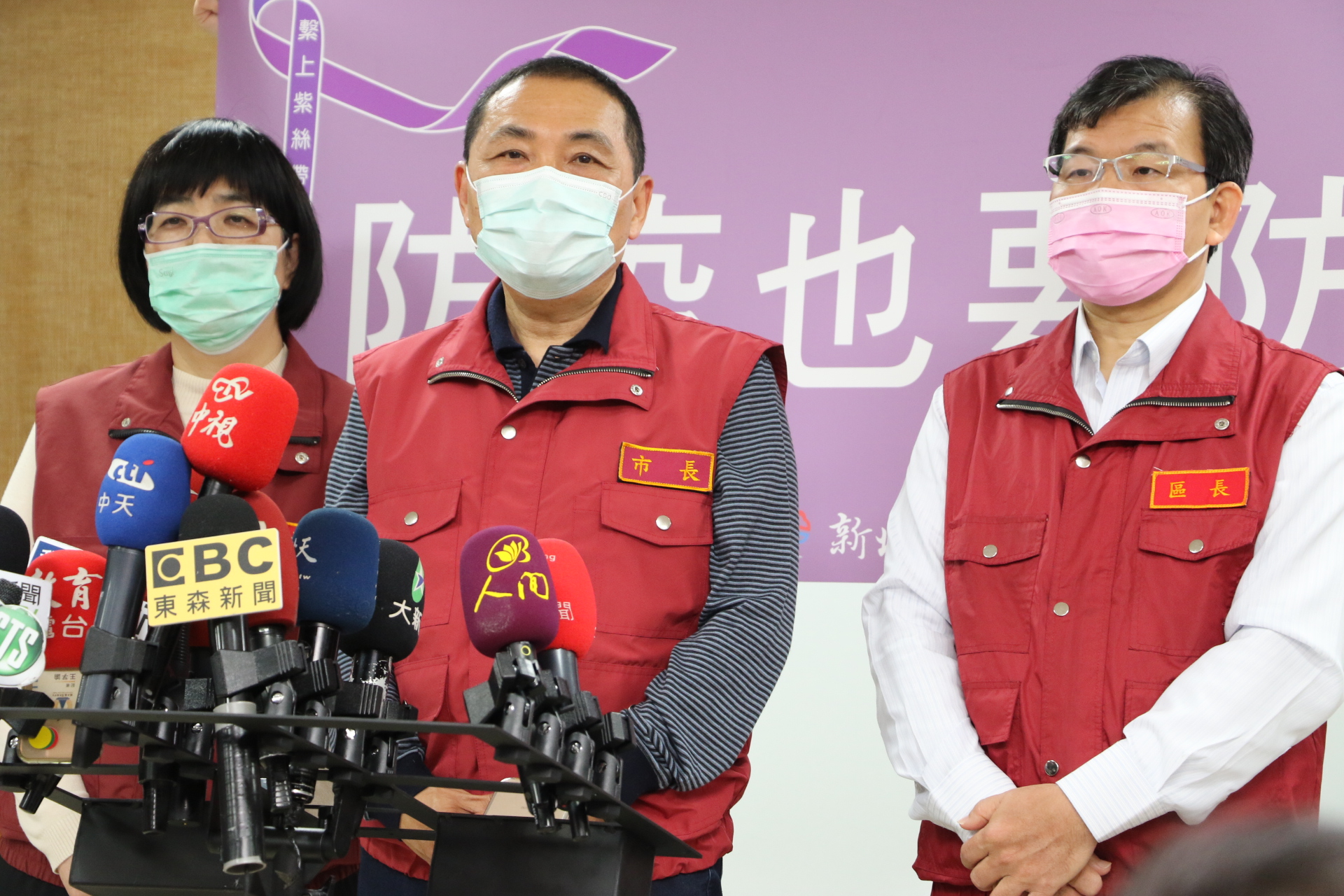侯友宜呼籲防疫也要防暴  左為社會局長張錦麗  右為板橋區長林耀長