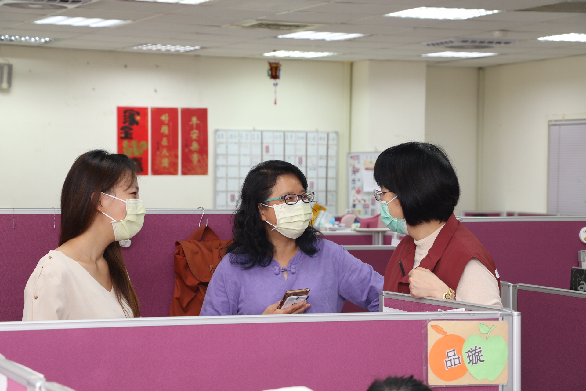 張錦麗局長（右）關心家防社工在疫情間開案服務情形
