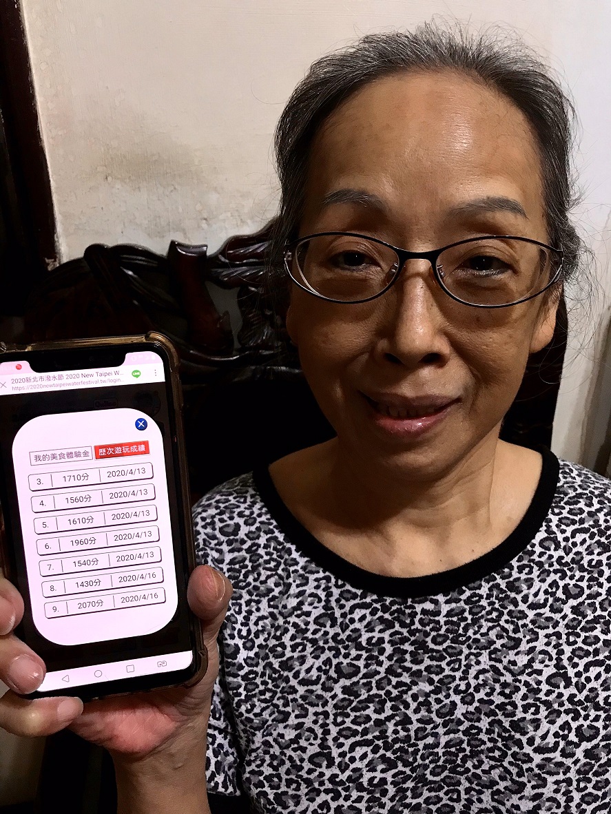 張姓阿嬤秀出街頭水槍遊戲紀錄