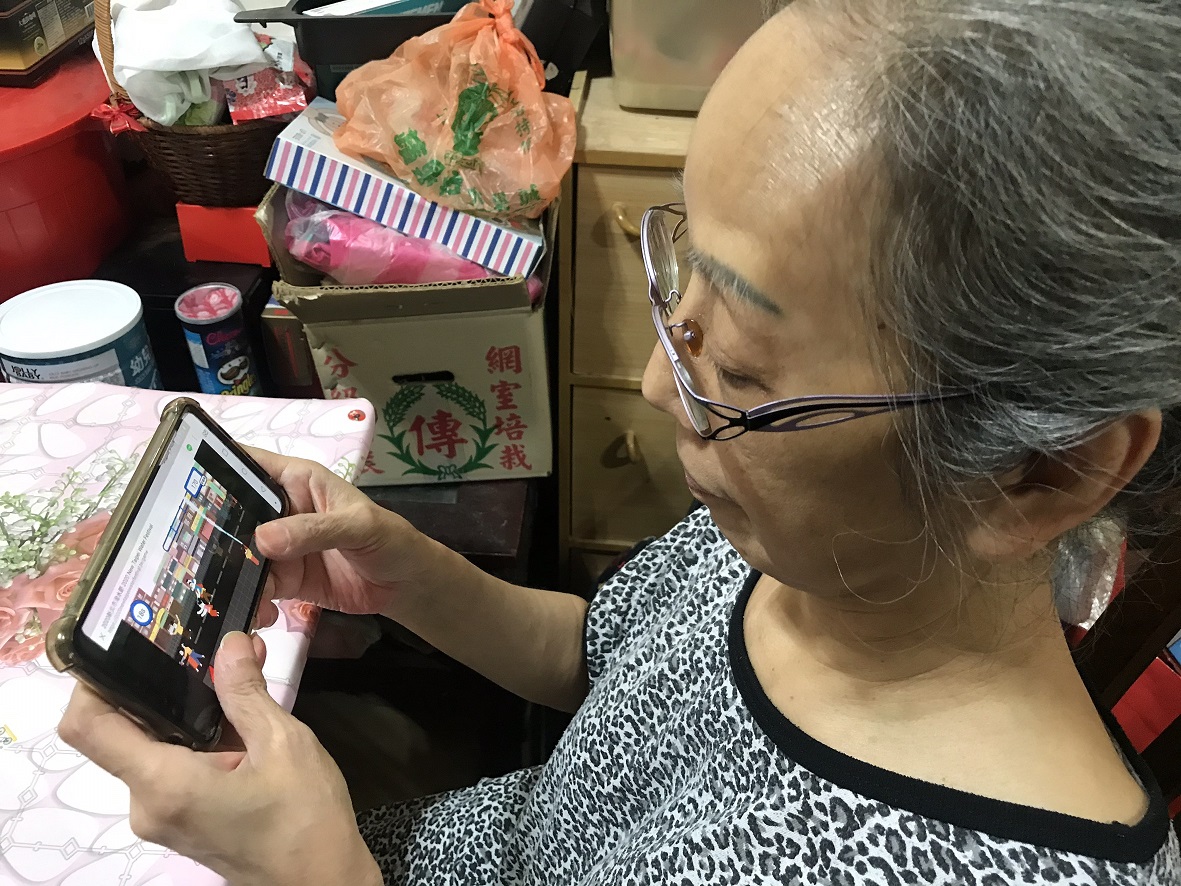 張姓阿嬤當場示範街頭水槍遊戲