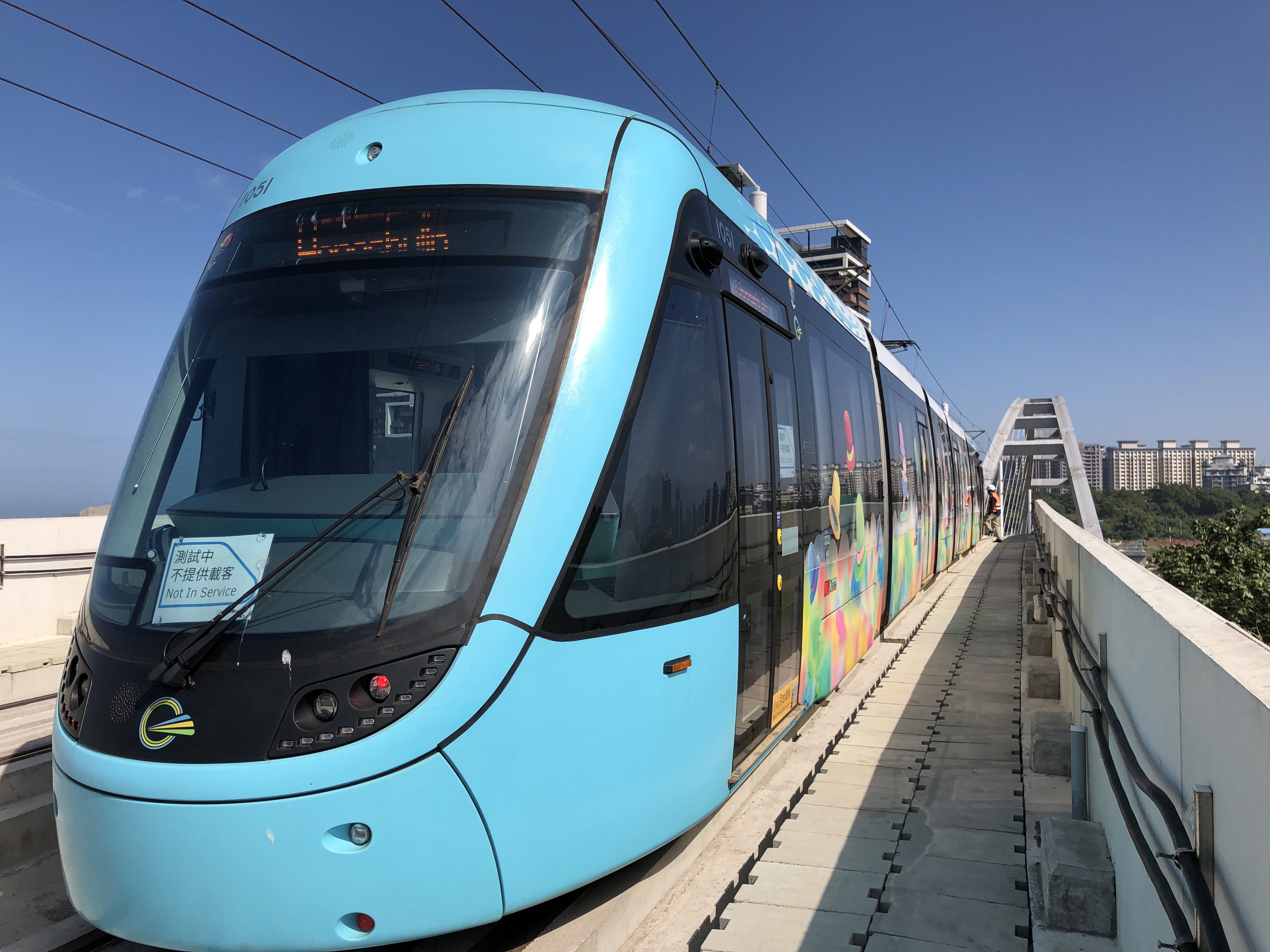 淡海輕軌列車行駛於藍海橋上