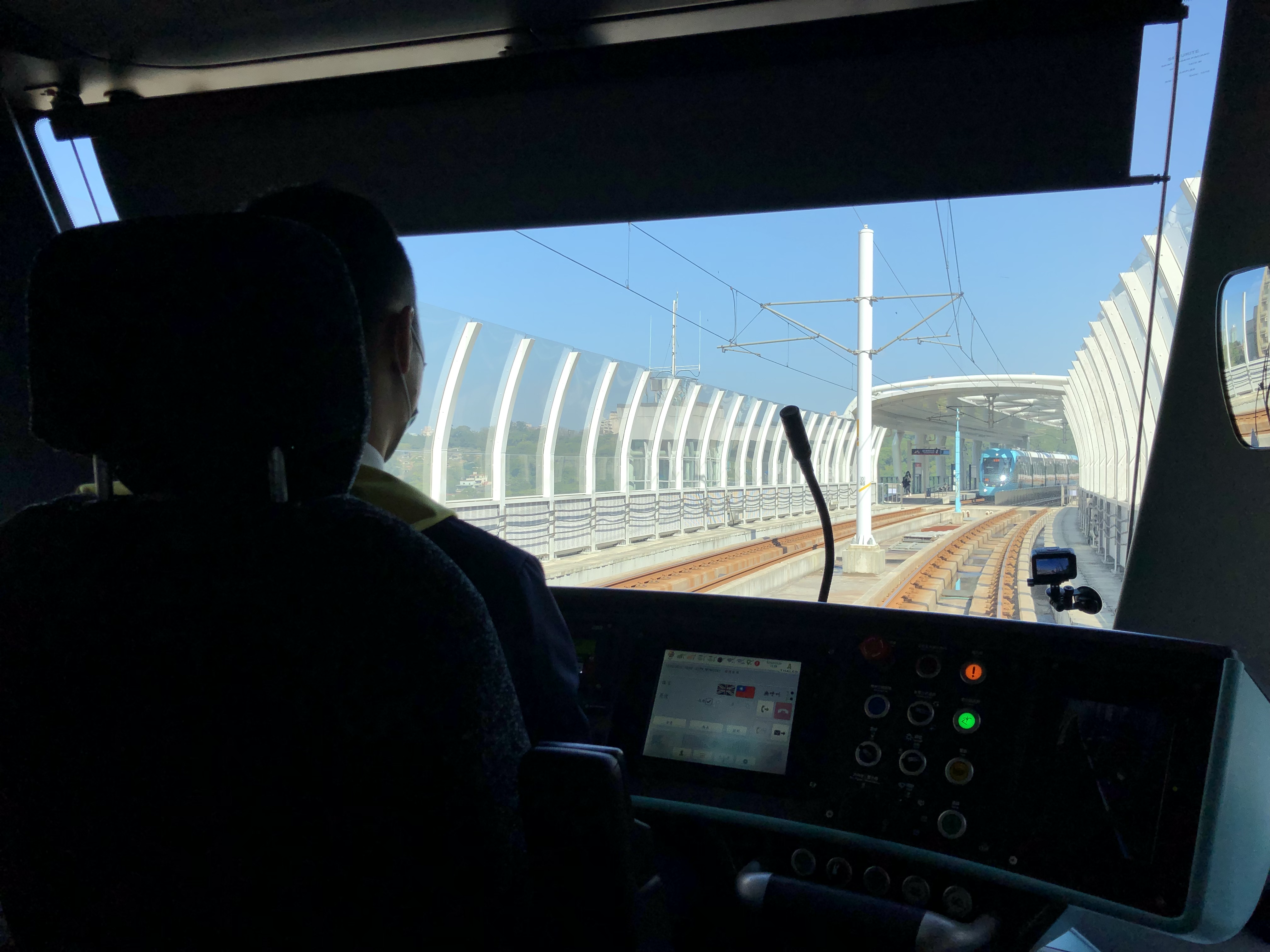 淡海輕軌列車跨線測試