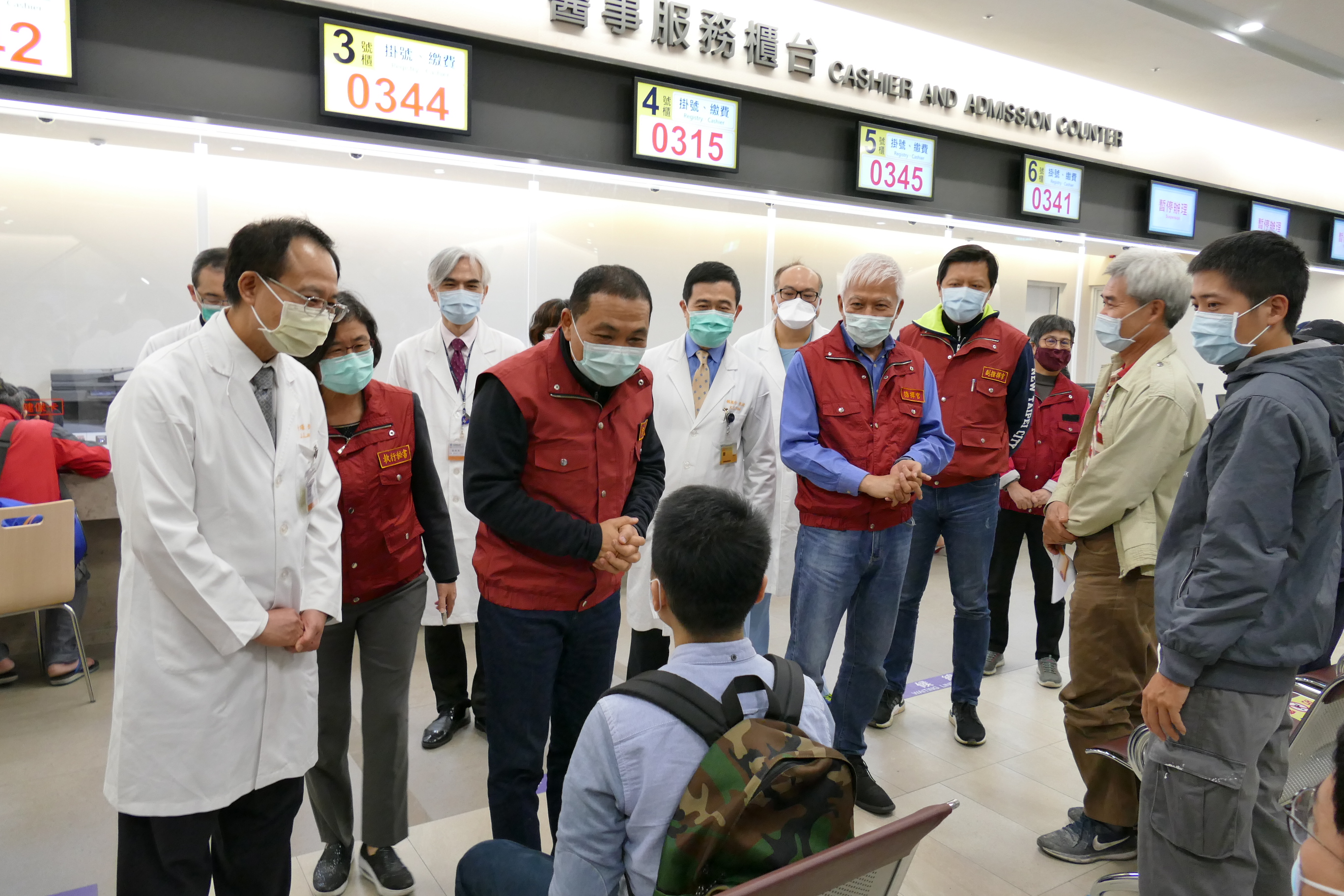 市長侯友宜關心掛號繳費區等侯之民眾