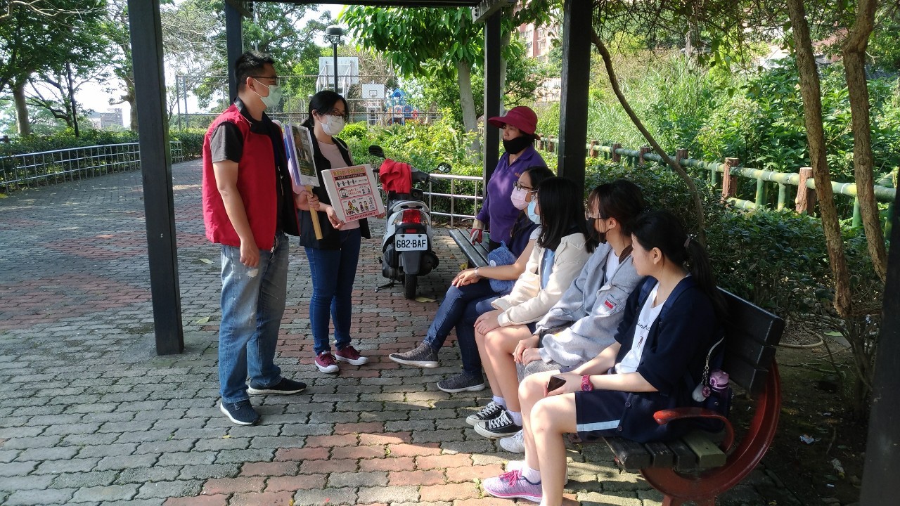 景觀處會同三芝區公所至現場民眾示範宣導，呼籲民眾到新北公園也須做好自主健康管理.