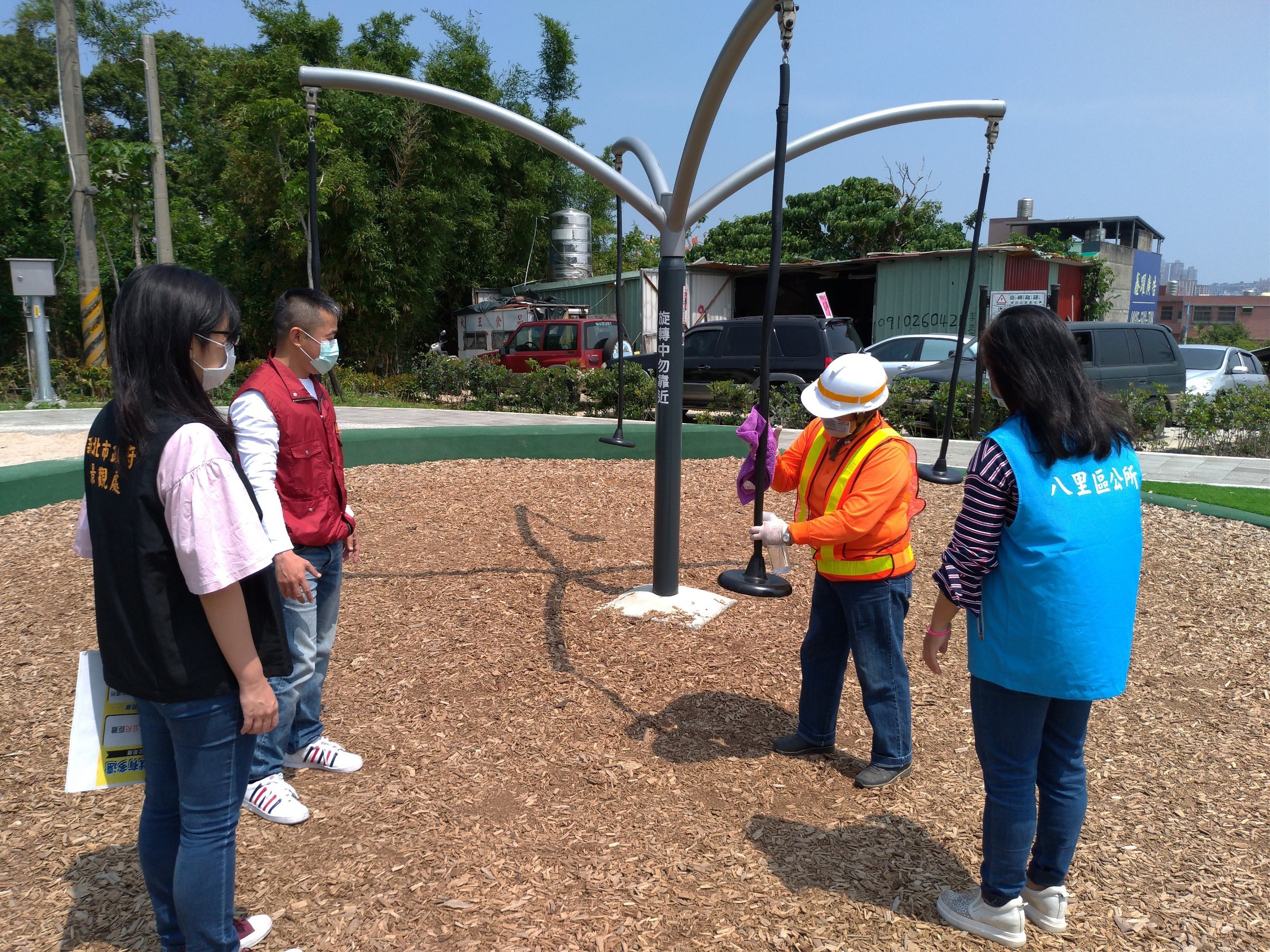 新北市景觀處與八里區公所前往渡船頭公園，實地視察公園防疫作為